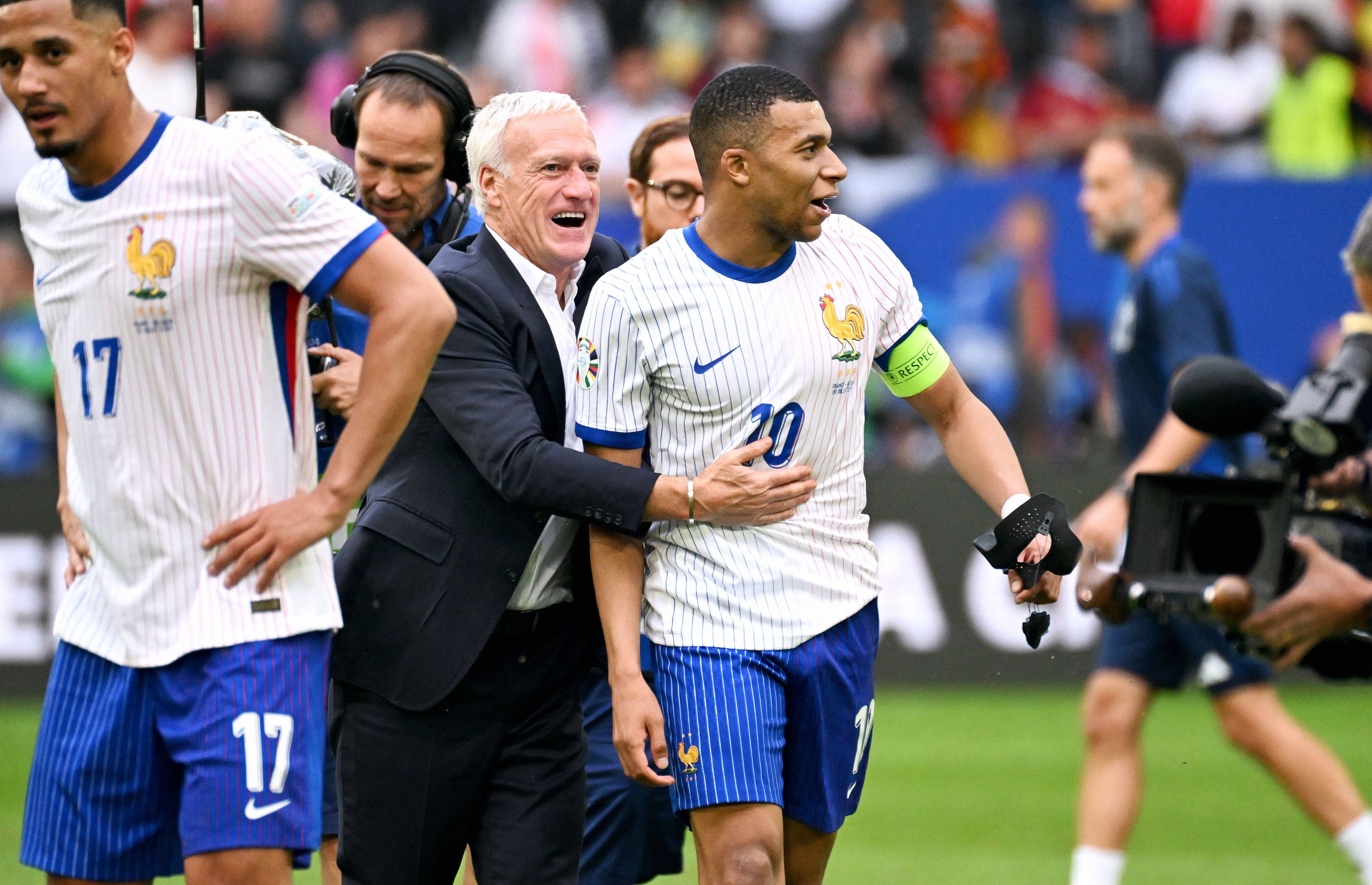 Frankreich-Teamchef Didier Deschamps und Kylian Mbappe nahmen für 177 Kilometer den Flieger. 
