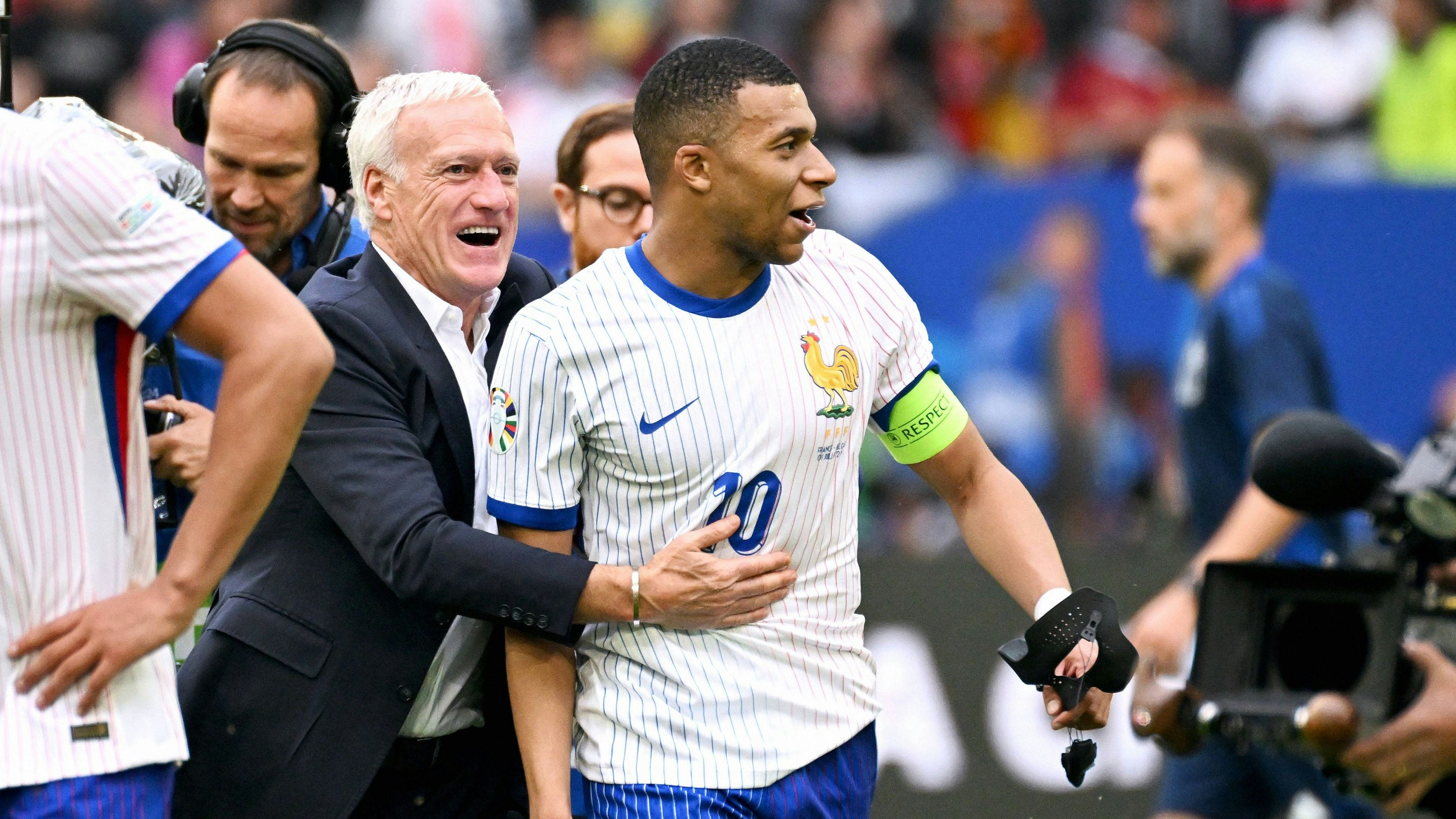 Frankreich-Teamchef Didier Deschamps und Kylian Mbappe nahmen für 177 Kilometer den Flieger. 