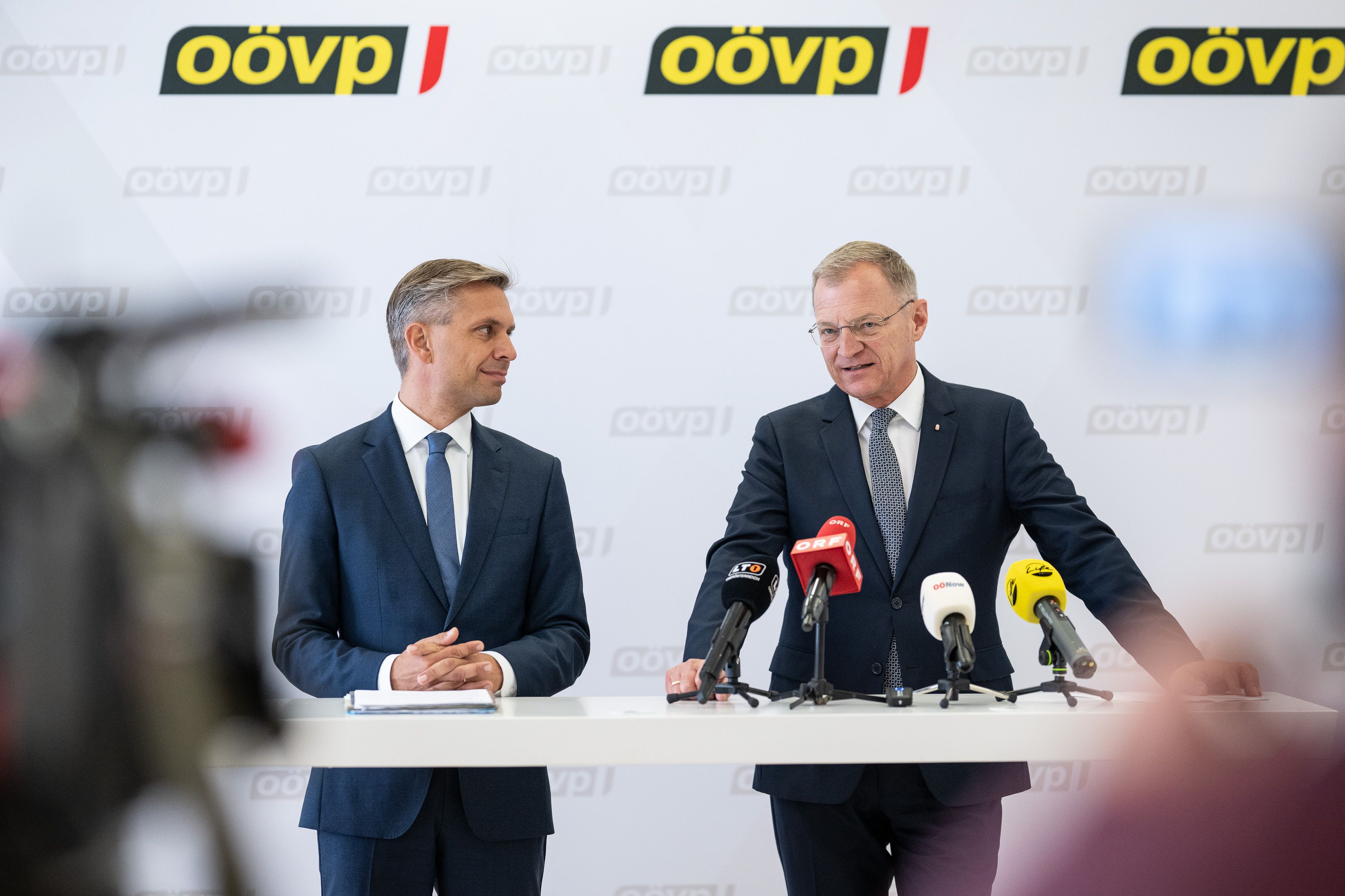 Landesrat Wolfgang Hattmannsdorfer (li.) verlässt seinen Ziehvater LH Thomas Stelzer.