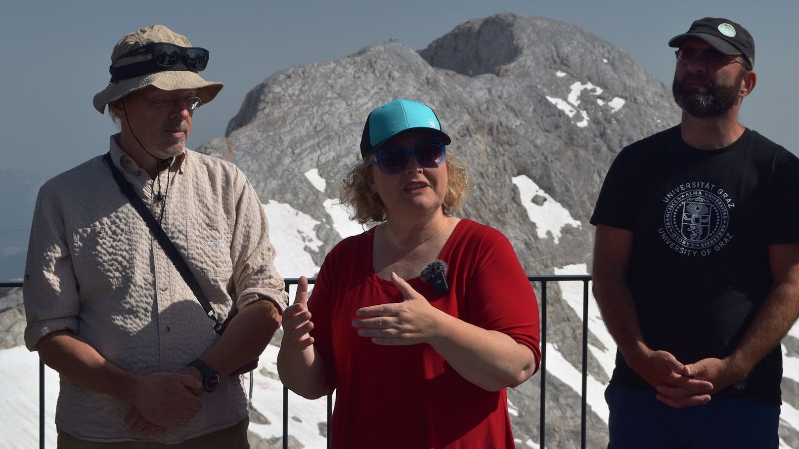 Die Gletschermesser und Uni-Graz-Forscher&nbsp;Gerhard Karl Lieb&nbsp;(l.) und Andreas Kellerer-Pirklbauer&nbsp;(r.). In der Mitte ÖAV-Vizepräsidentin&nbsp;Nicole Slupetzky.