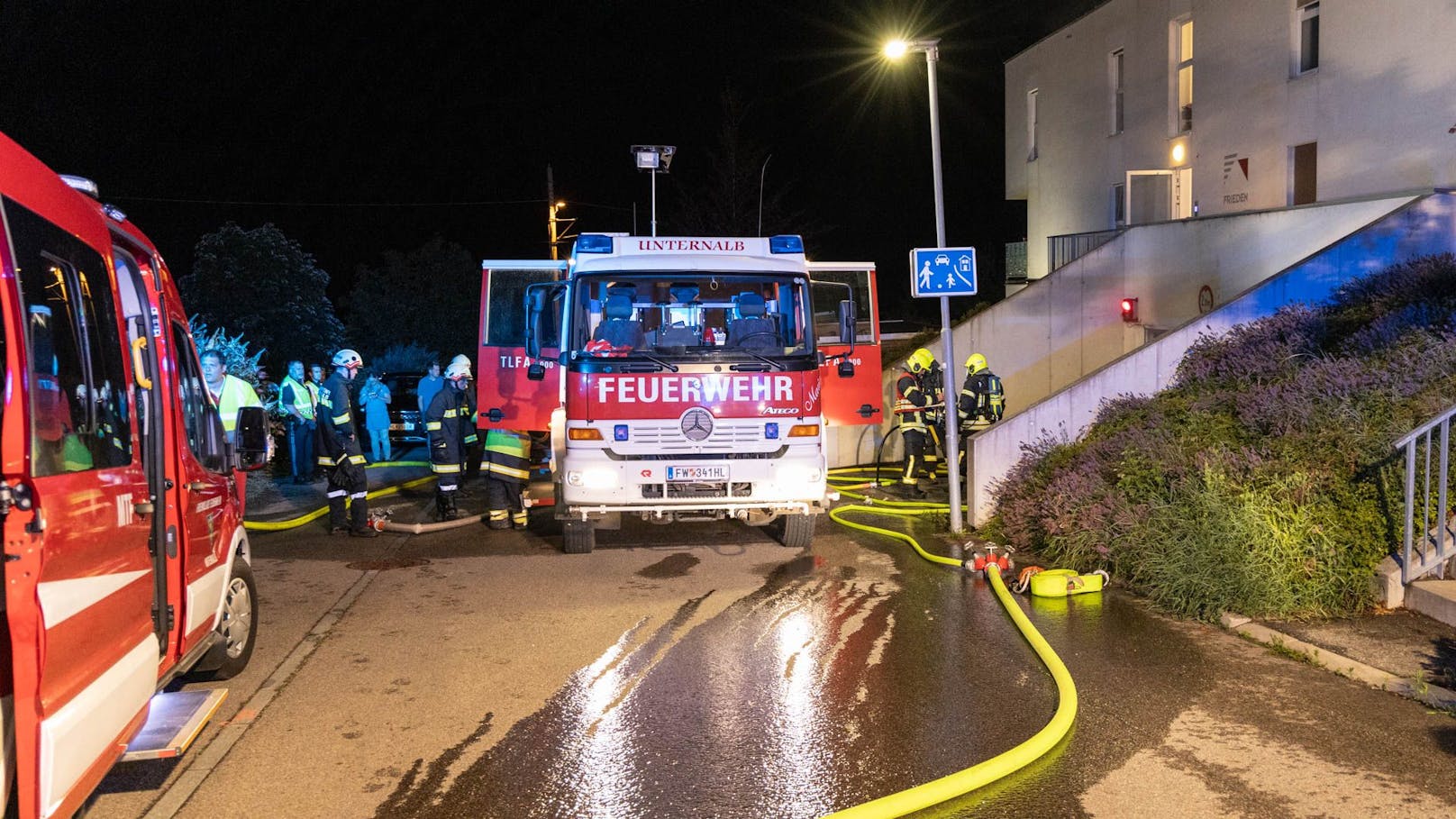 Über 70 Feuerwehrmitglieder aus fünf Wehren sowie die Polizei und das Rote Kreuz standen im Einsatz