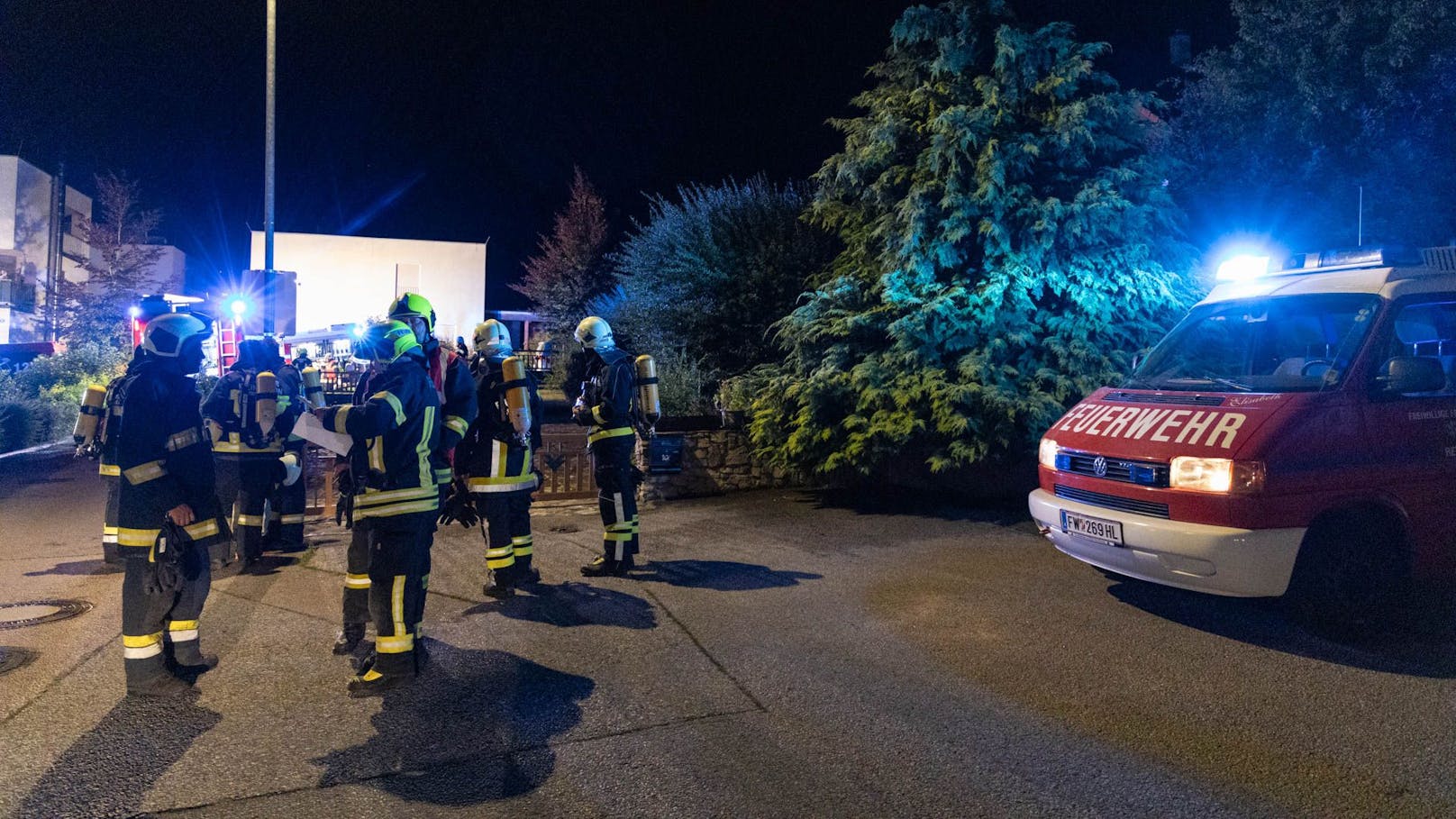 Über 70 Feuerwehrmitglieder aus fünf Wehren sowie die Polizei und das Rote Kreuz standen im Einsatz