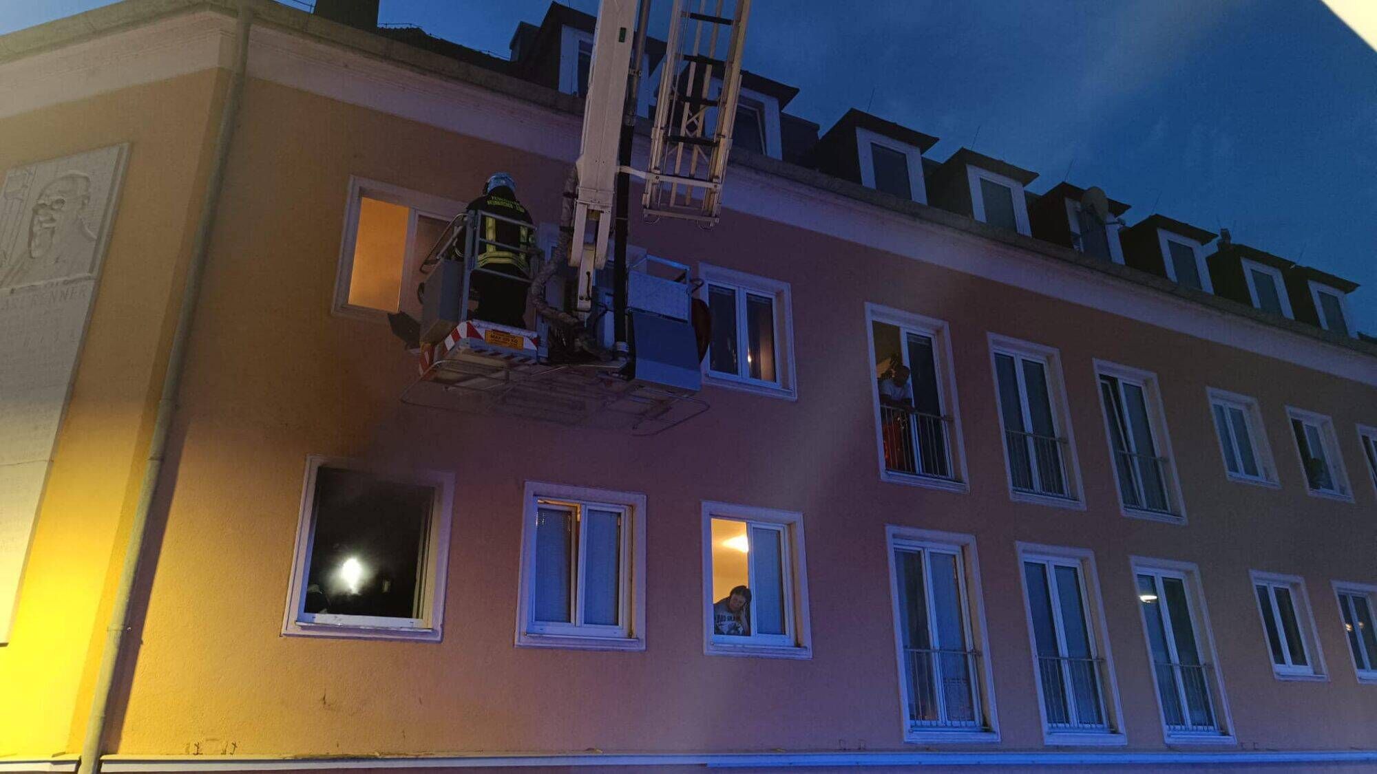 Der Mann wurde in letzter Sekunde vom Fenstersims gerettet.