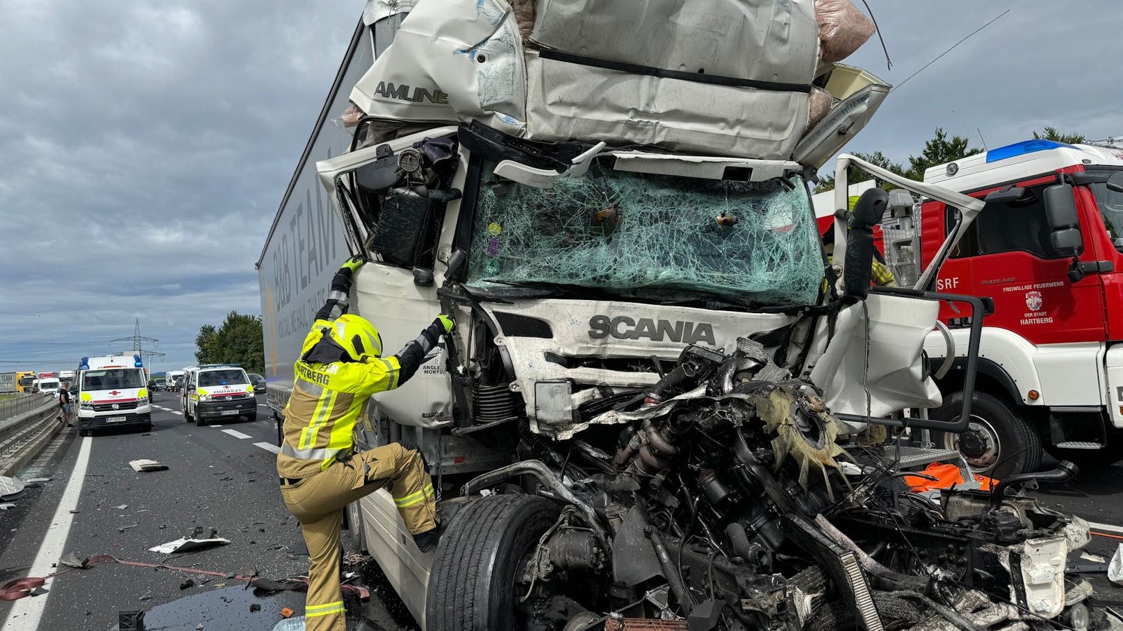 Bei einem Unfall auf der A2 kam am Donnerstag ein Lkw-Lenker ums Leben. 