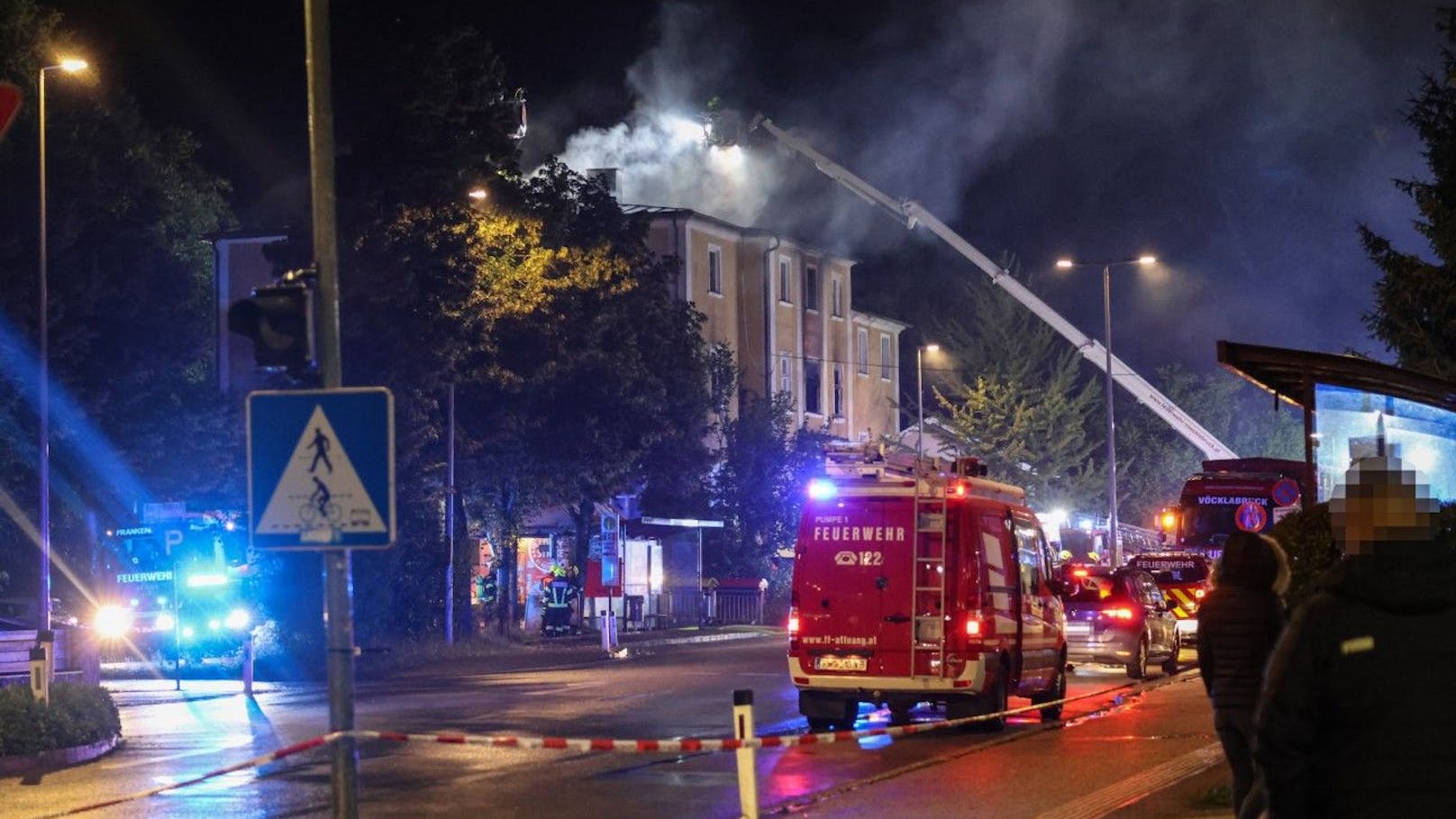 Polizei, Rettungsdienst und fünf Feuerwehren standen mit zwei Teleskopmastbühnen und einer Drehleiter im Einsatz.