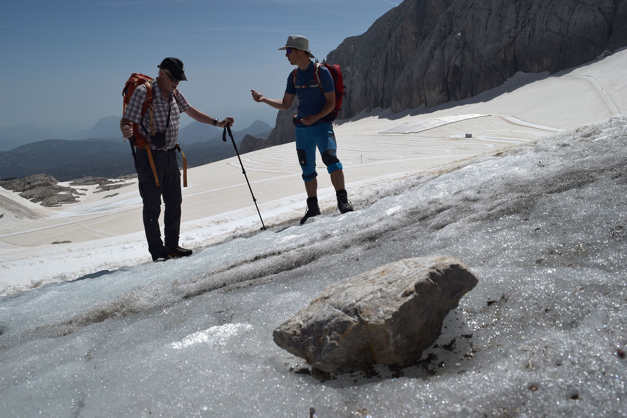 Österreichs Gletscher schwinden rasant: Jeder freigelegte Felsen beschleunigt die Schmelze noch zusätzlich, da das Gestein die Wärme der Sonne deutlich besser aufnimmt.