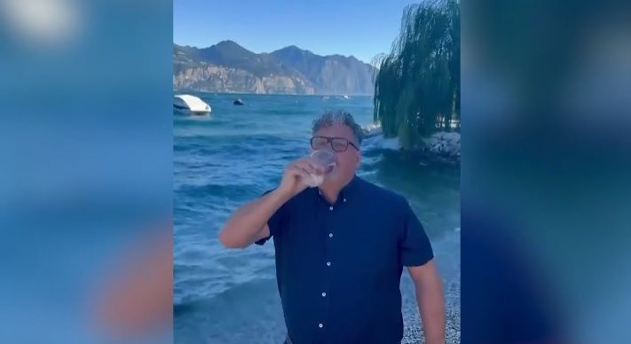 Der Bürgermeister der Gardasee-Gemeinde Brenzone, Paolo Formaggioni, trank nach Norovirus-Alarm direkt aus dem See, um Besucher zu beruhigen.