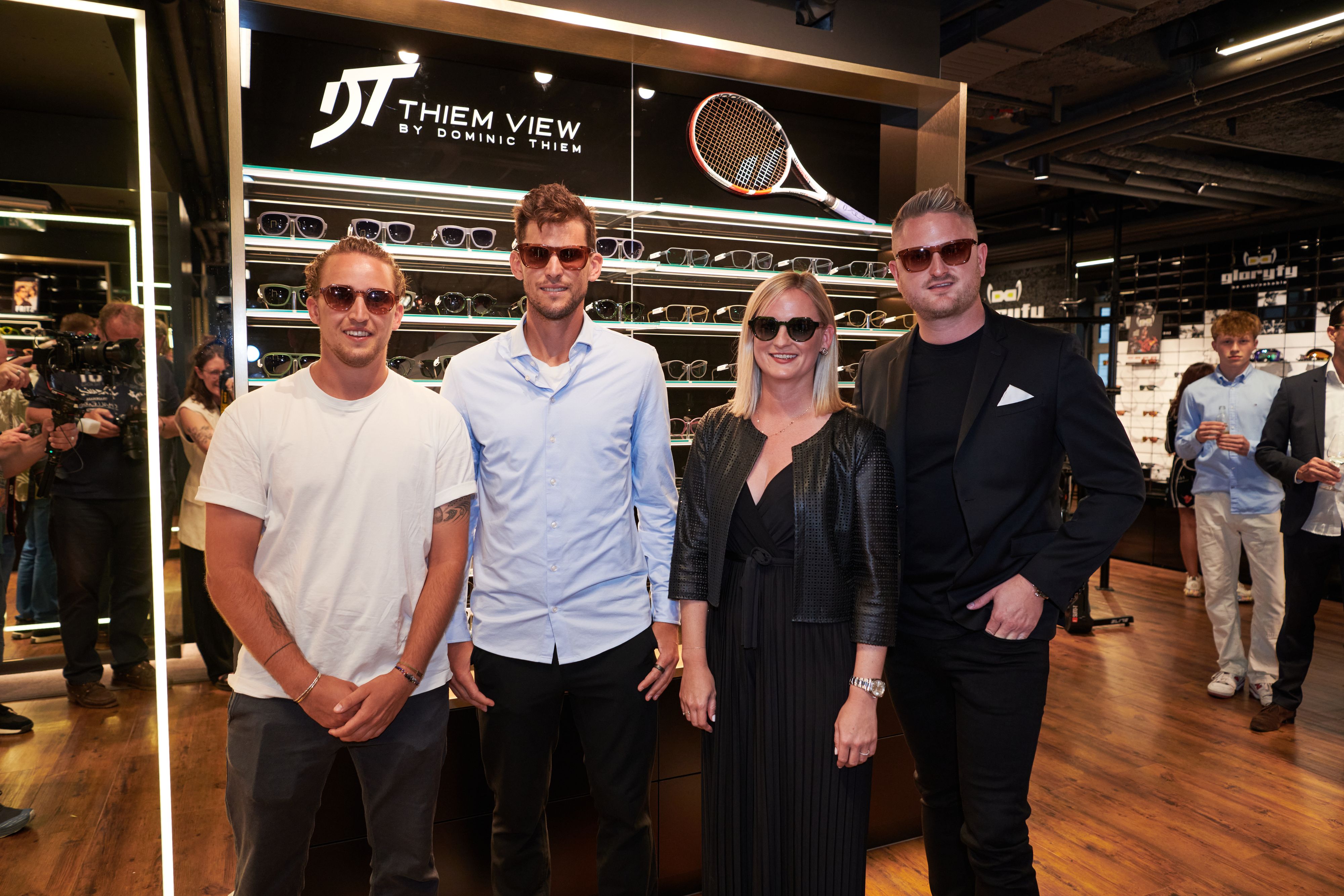 Gemeinsam mit seinem Bruder und Manager Moritz Thiem sowie den sehen!wutscher-Geschäftsführern Fritz Wutscher jr. und Alexandra Wutscher-Hold präsentierte Thiem im exklusiven Rahmen die neue Kollektion.