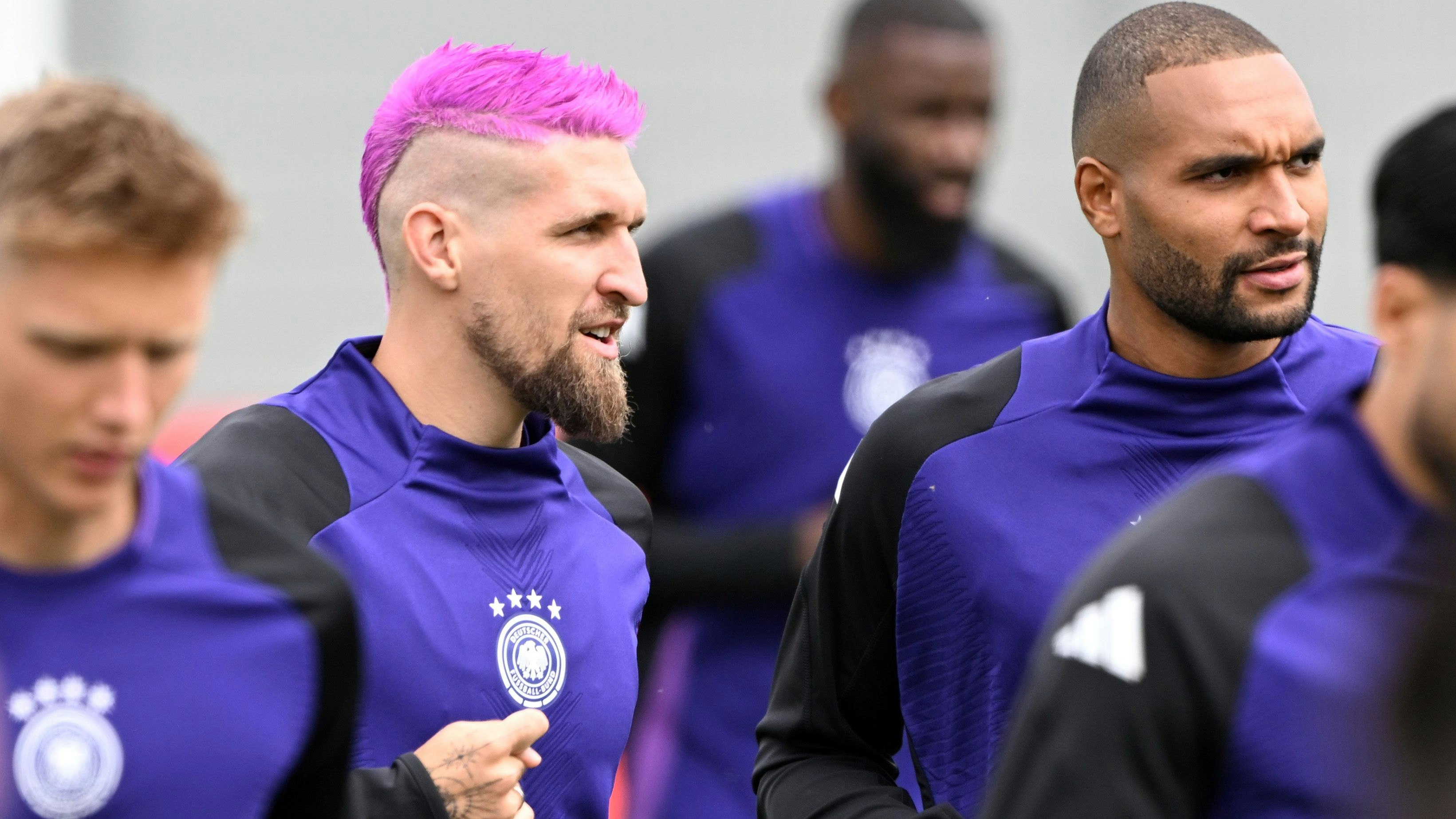 Deutschland-Star Robert Andrich hat sich die Haare pink färben lassen. 