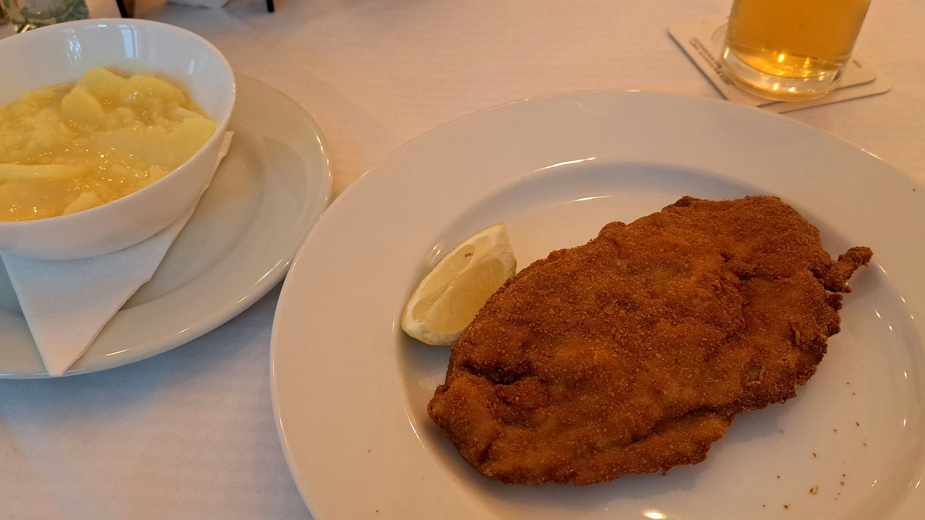 Gefülltes Schnitzel mit Schafskäse und grünem Spargel - wo der wohl ist?