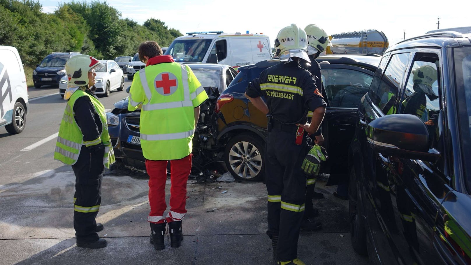 Insgesamt waren sieben Fahrzeuge in den Unfall verwickelt. Schaulustige sorgten für Stau auf der Gegenfahrbahn Richtung Salzburg