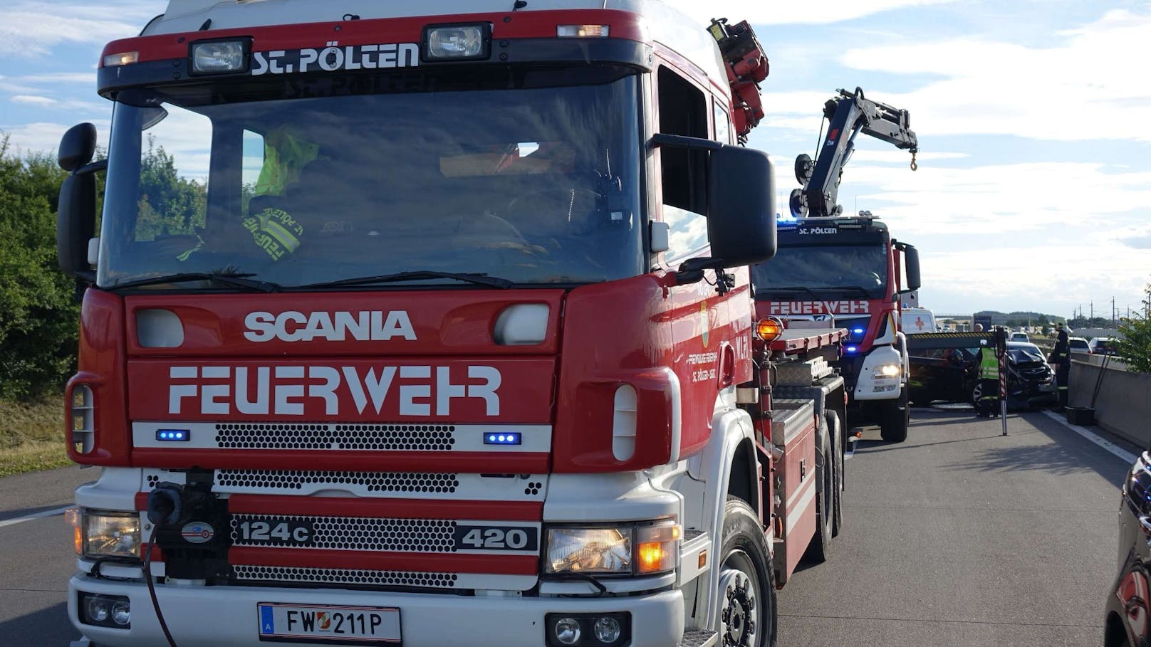 Insgesamt waren sieben Fahrzeuge in den Unfall verwickelt. Schaulustige sorgten für Stau auf der Gegenfahrbahn Richtung Salzburg