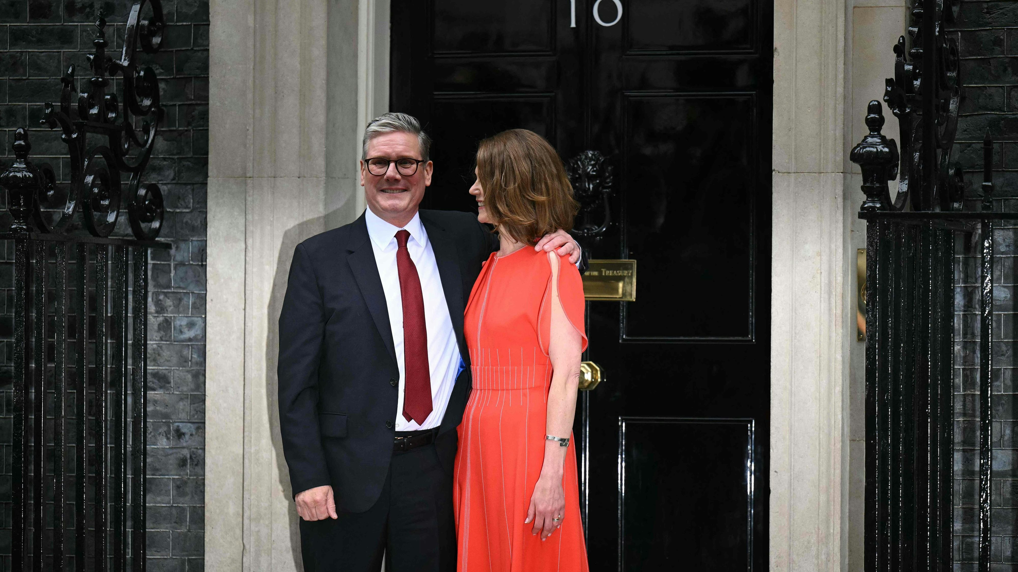 Historische Adresse: Keir Starmer und Ehefrau Victoria vor dem Amtssitz Downing Street 10