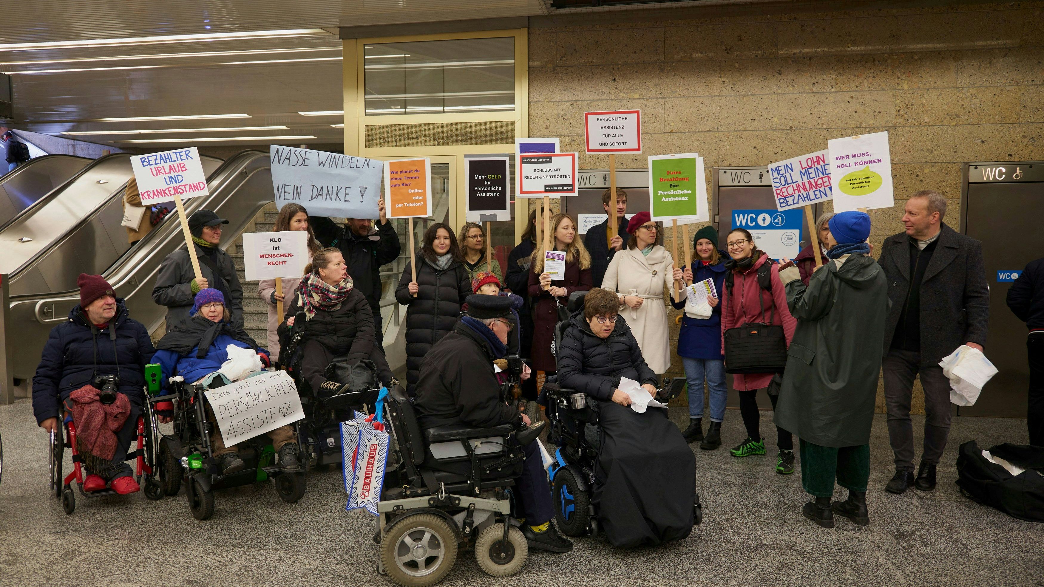 Eine Initiativgruppe forderte im Herbst 2023 am Schottentor in Wien die angemessene Förderung und Entlohnung von Persönlicher Assistenz, auf die viele Menschen angewiesen sind.