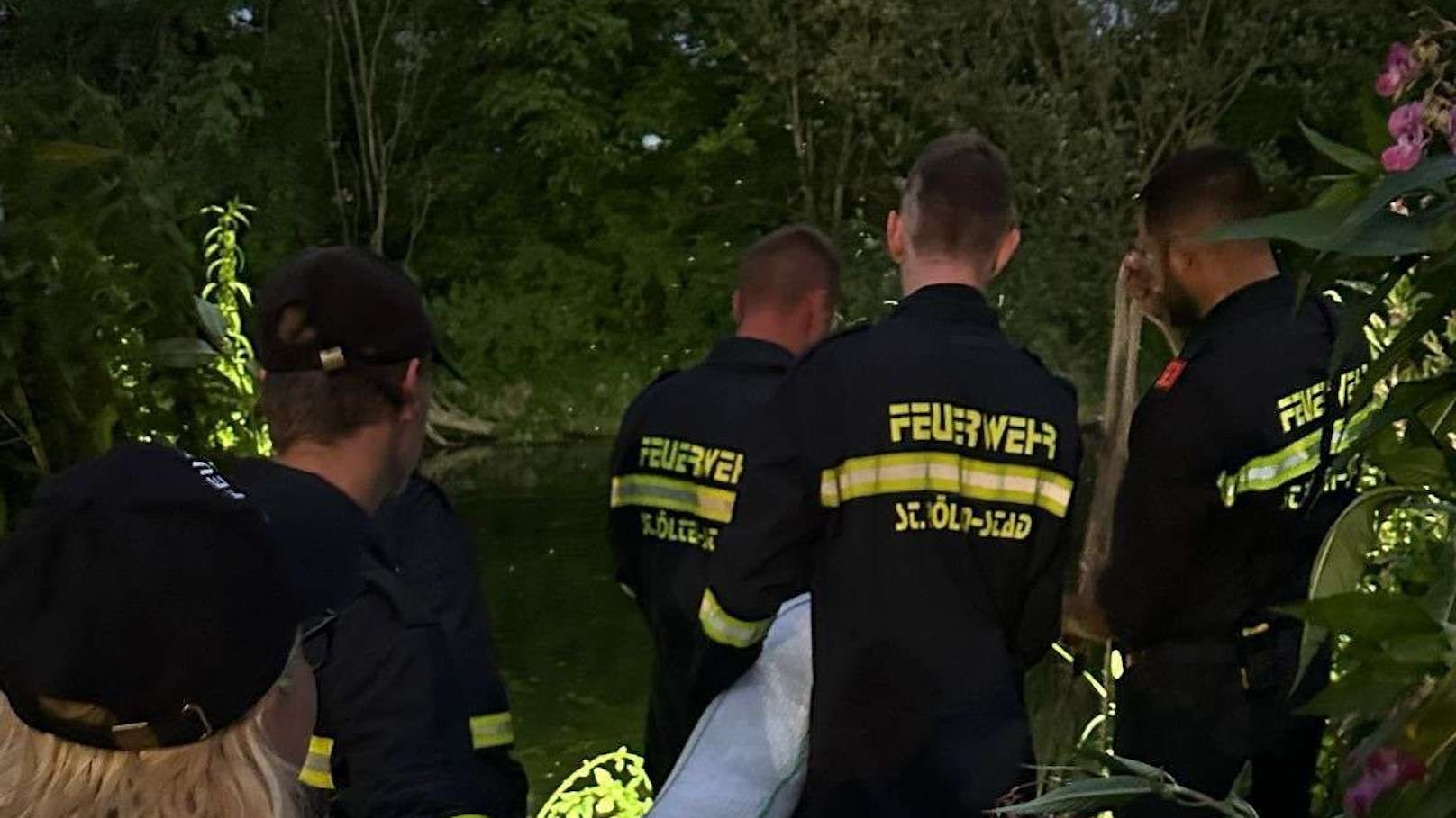 Die Feuerwehr St. Pölten errichtete Ölsperren und fand einen Ölkübel im Gebüsch.