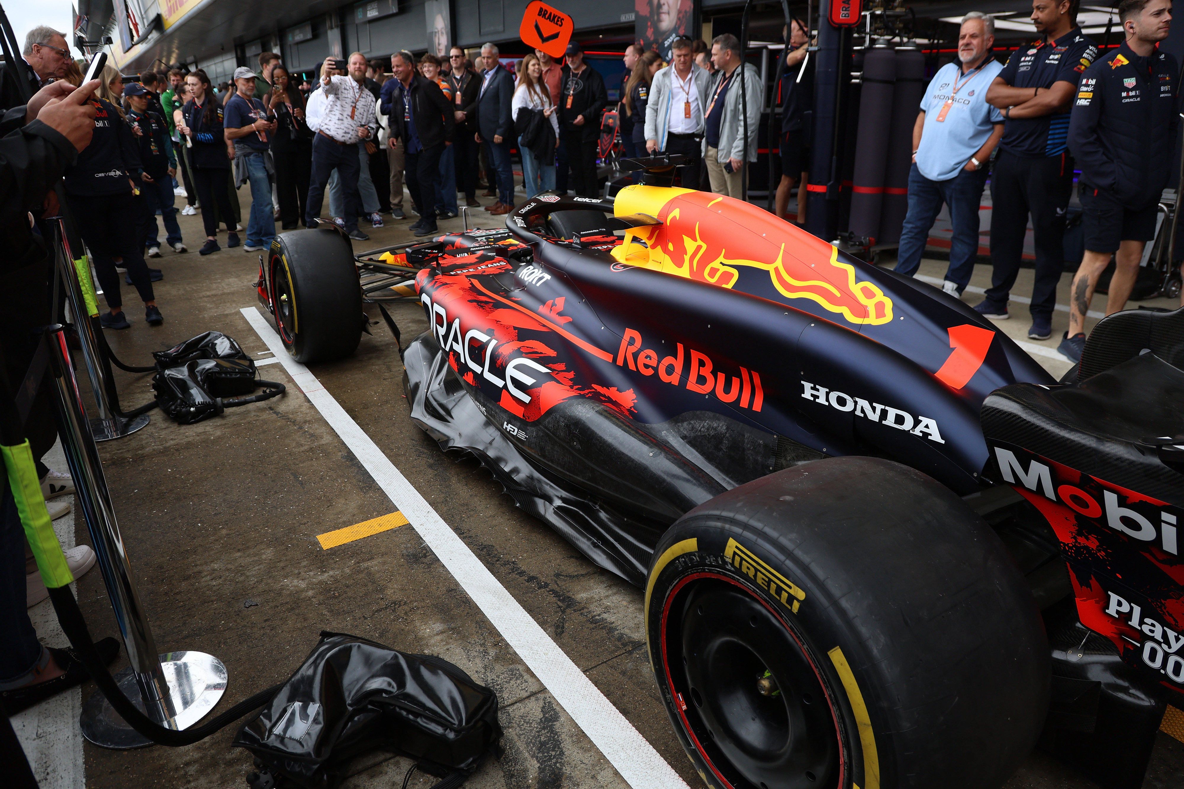 Hektisches Treiben in der Boxengasse von Silverstone