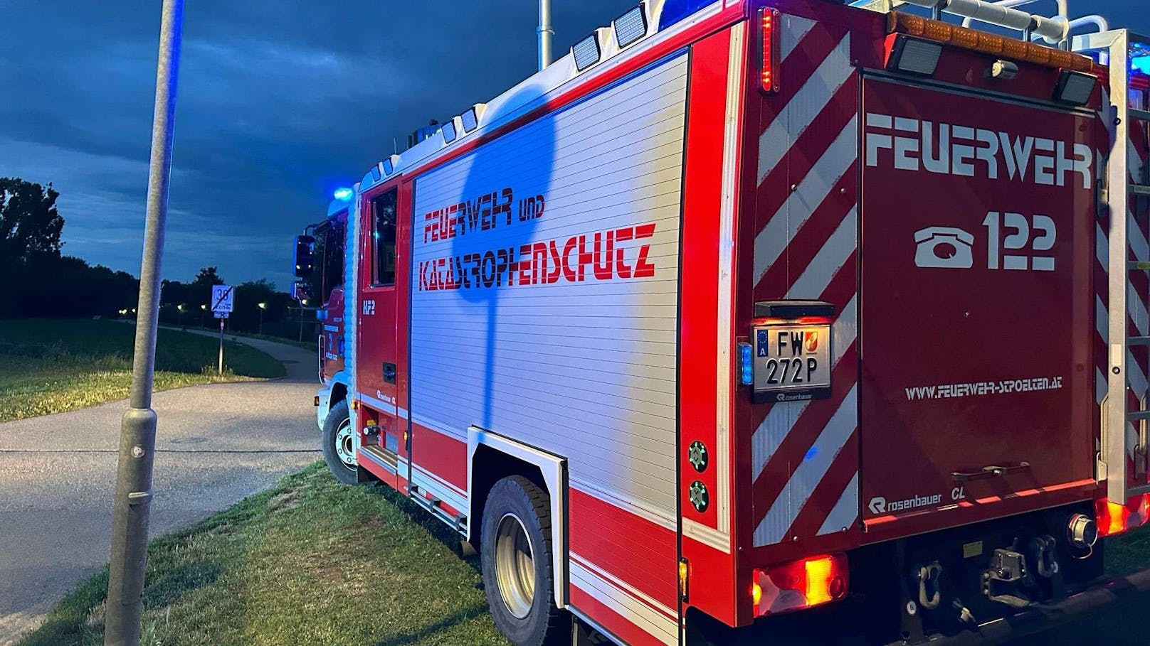 Die Feuerwehr St. Pölten errichtete Ölsperren und fand einen Ölkübel im Gebüsch.