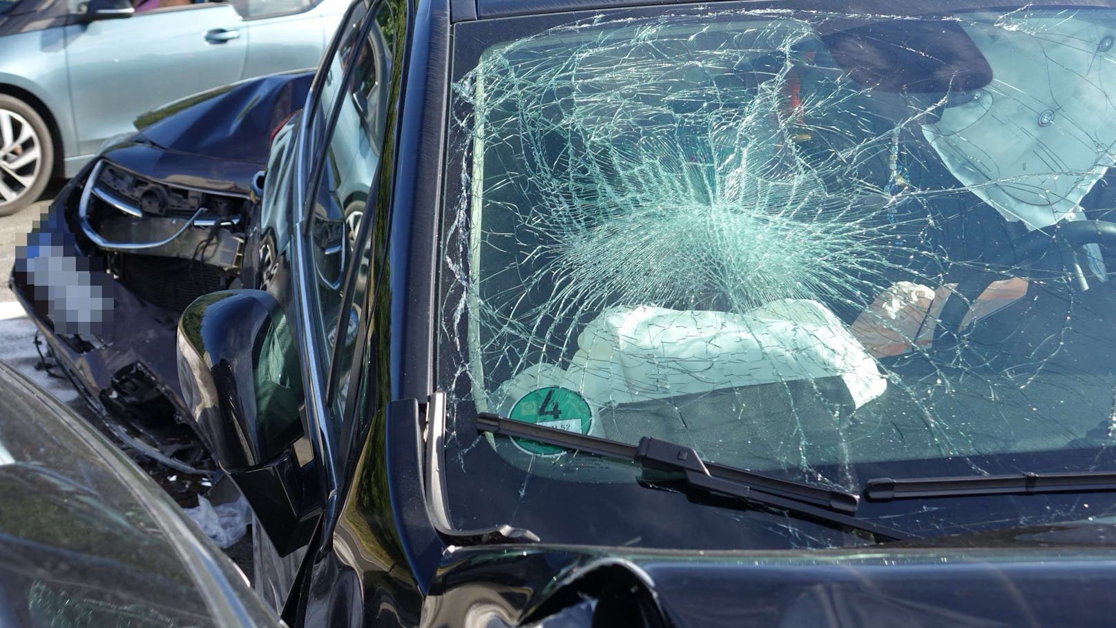 Insgesamt waren sieben Fahrzeuge in den Unfall verwickelt. Schaulustige sorgten für Stau auf der Gegenfahrbahn Richtung Salzburg