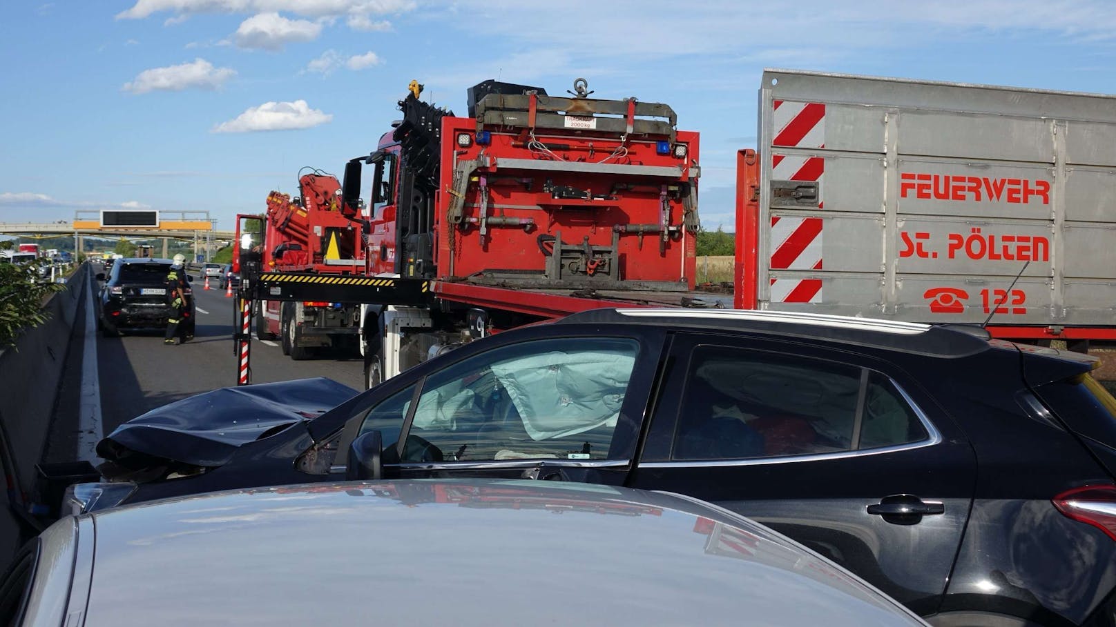 Insgesamt waren sieben Fahrzeuge in den Unfall verwickelt. Schaulustige sorgten für Stau auf der Gegenfahrbahn Richtung Salzburg