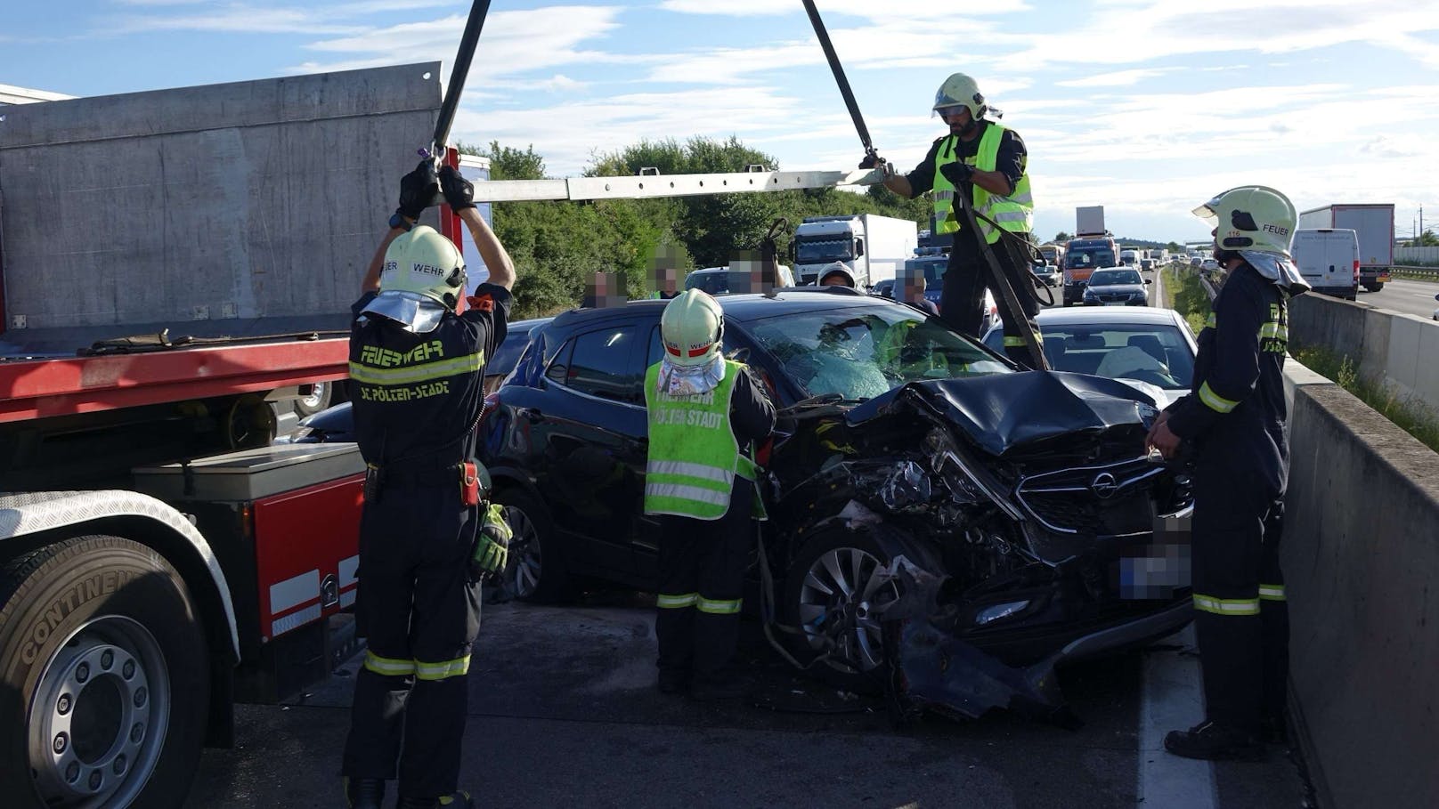 Insgesamt waren sieben Fahrzeuge in den Unfall verwickelt. Schaulustige sorgten für Stau auf der Gegenfahrbahn Richtung Salzburg