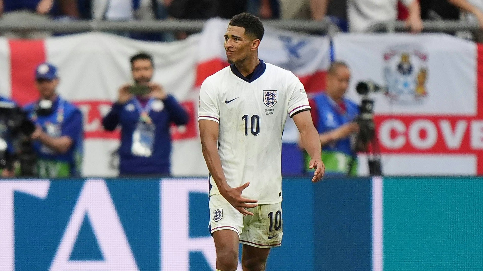 England-Star Jude Bellingham deutete beim Jubel einen Griff in den Schritt an. 