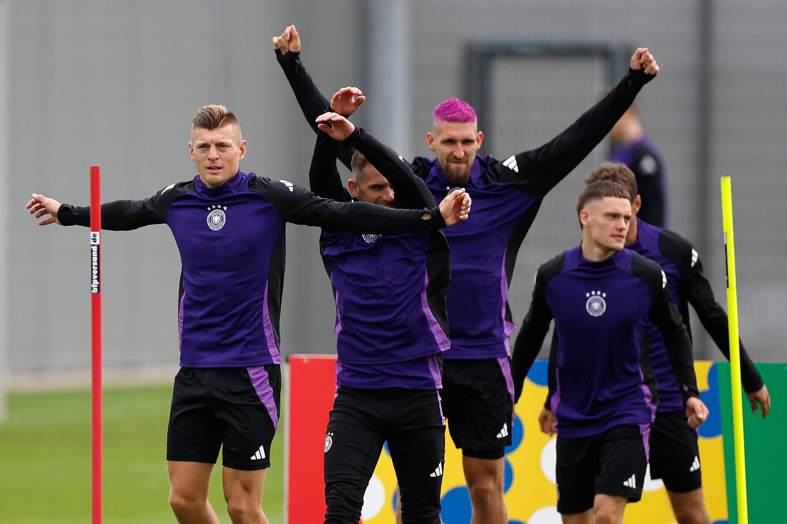 Robert Andrich und sein rosa Iro