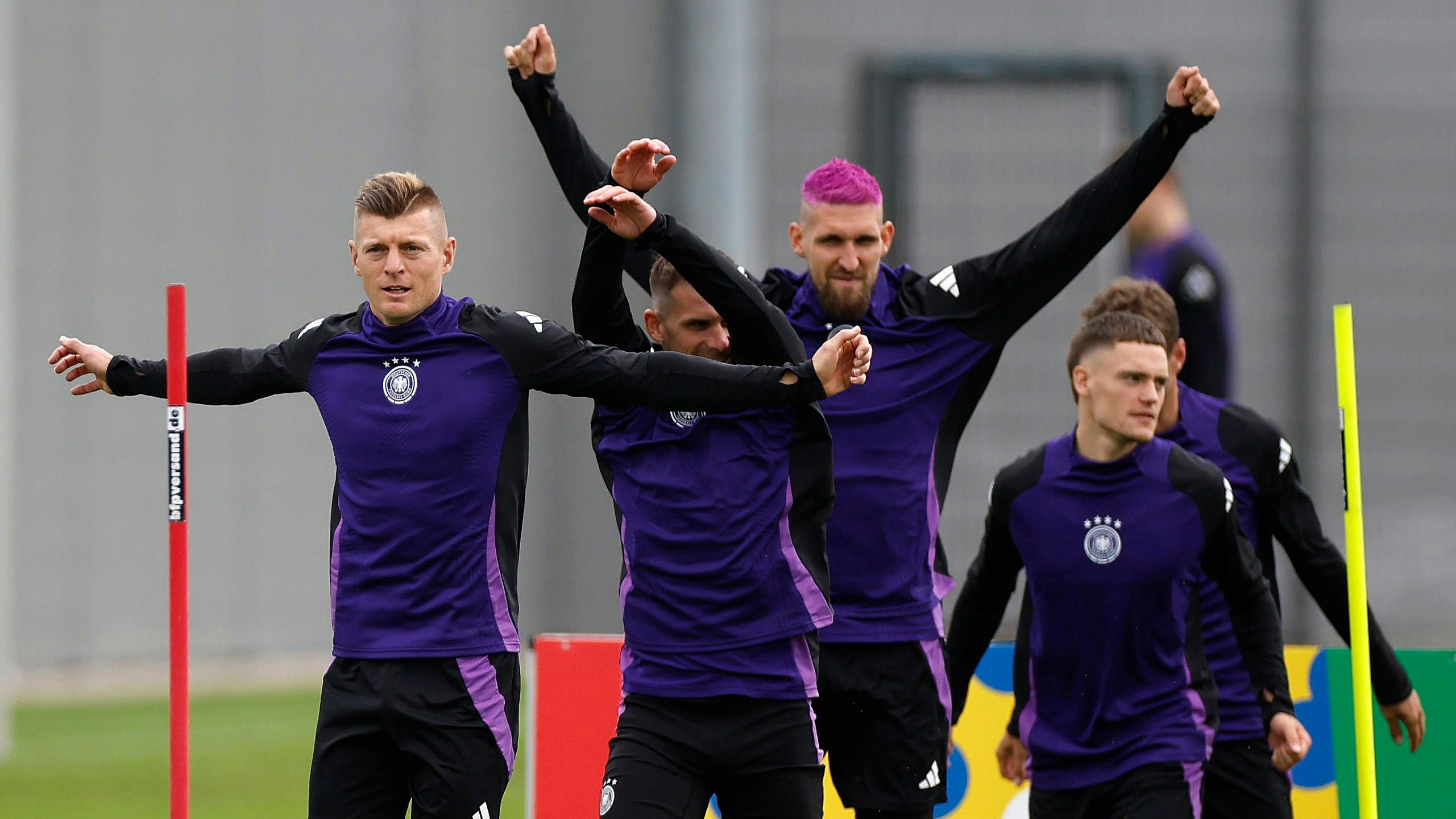 Robert Andrich und sein rosa Iro