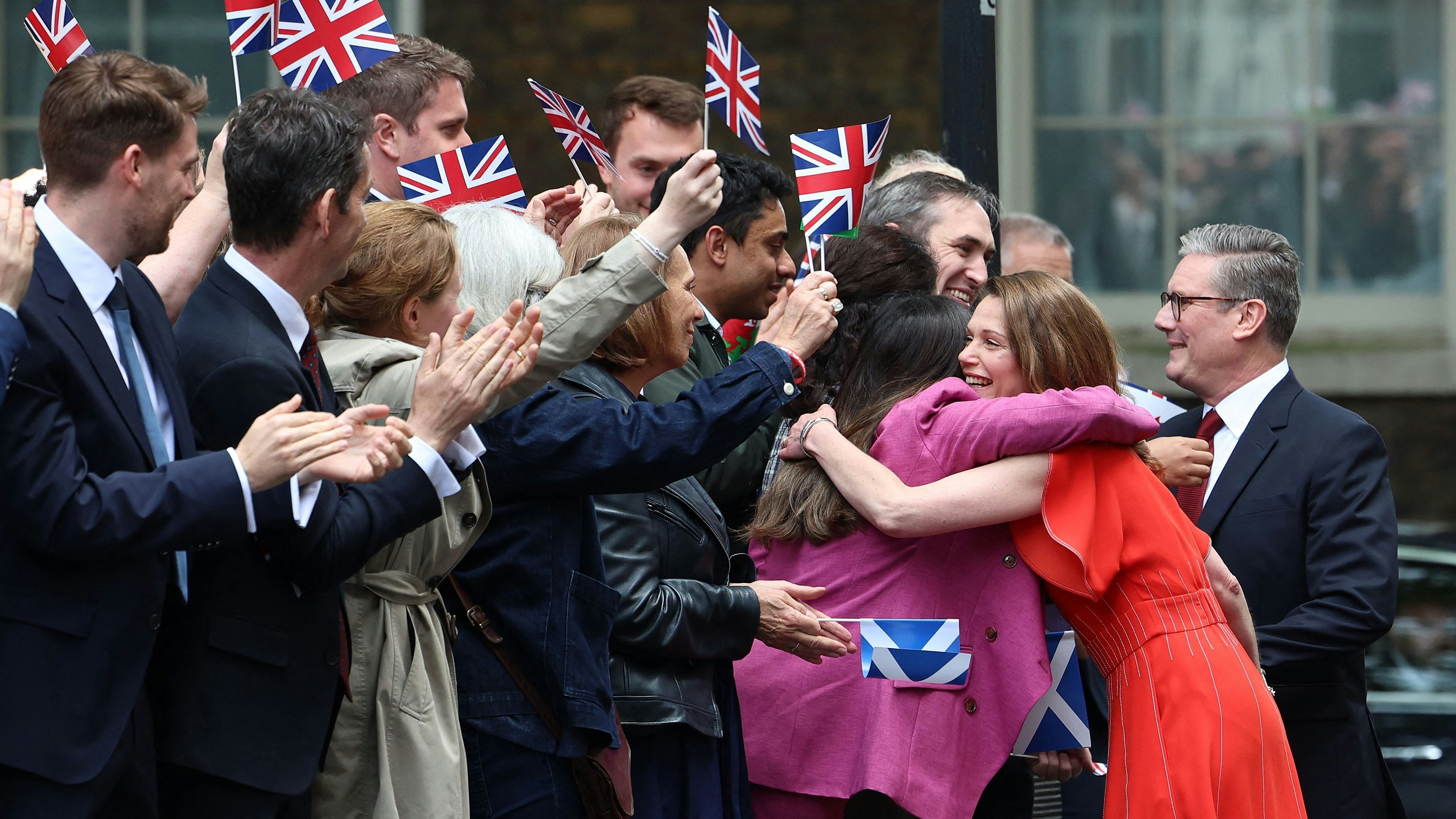 Der neue Premierminister Keir Starmer und Ehefrau Victoria wurden von Fans vor Downing Street 10 empfangen