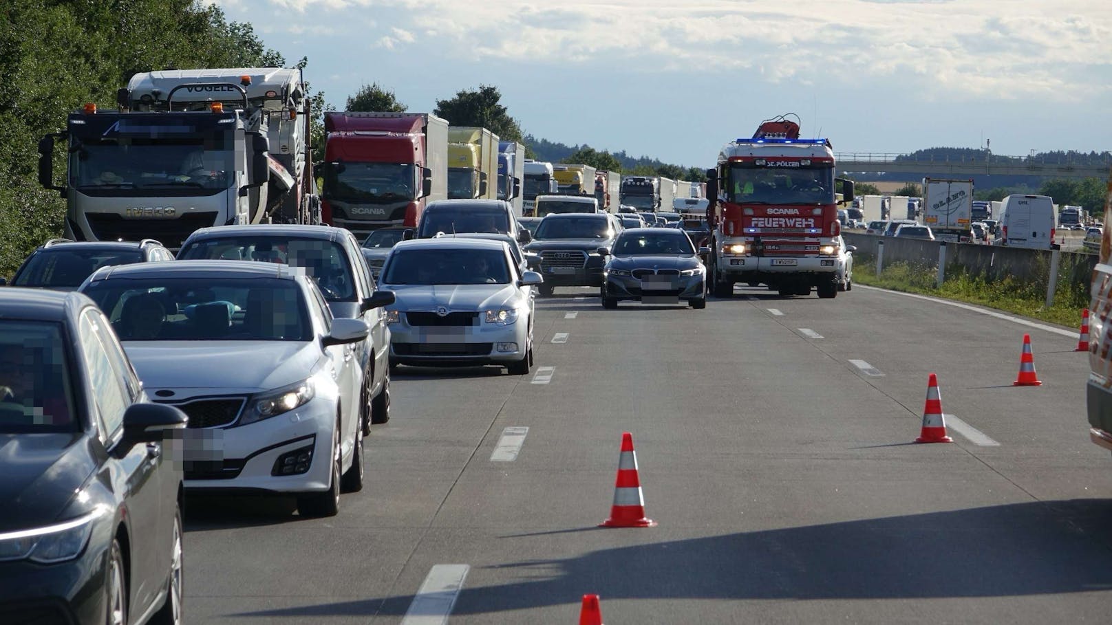 Insgesamt waren sieben Fahrzeuge in den Unfall verwickelt. Schaulustige sorgten für Stau auf der Gegenfahrbahn Richtung Salzburg