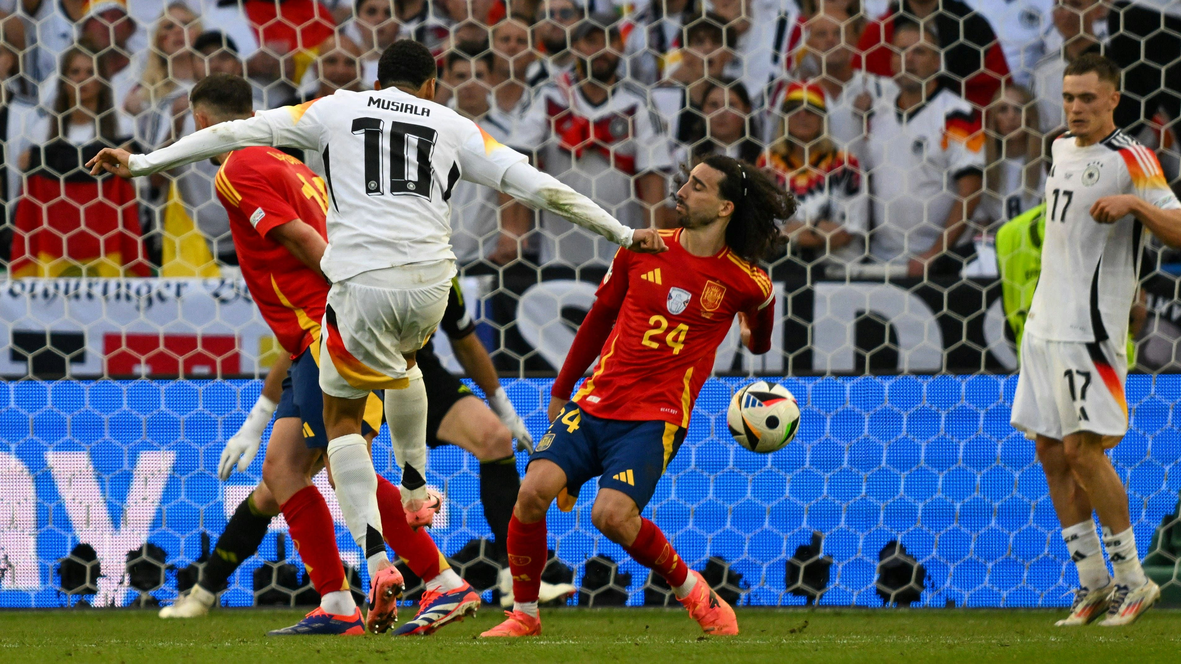 Musiala trifft den Spanier klar an der Hand