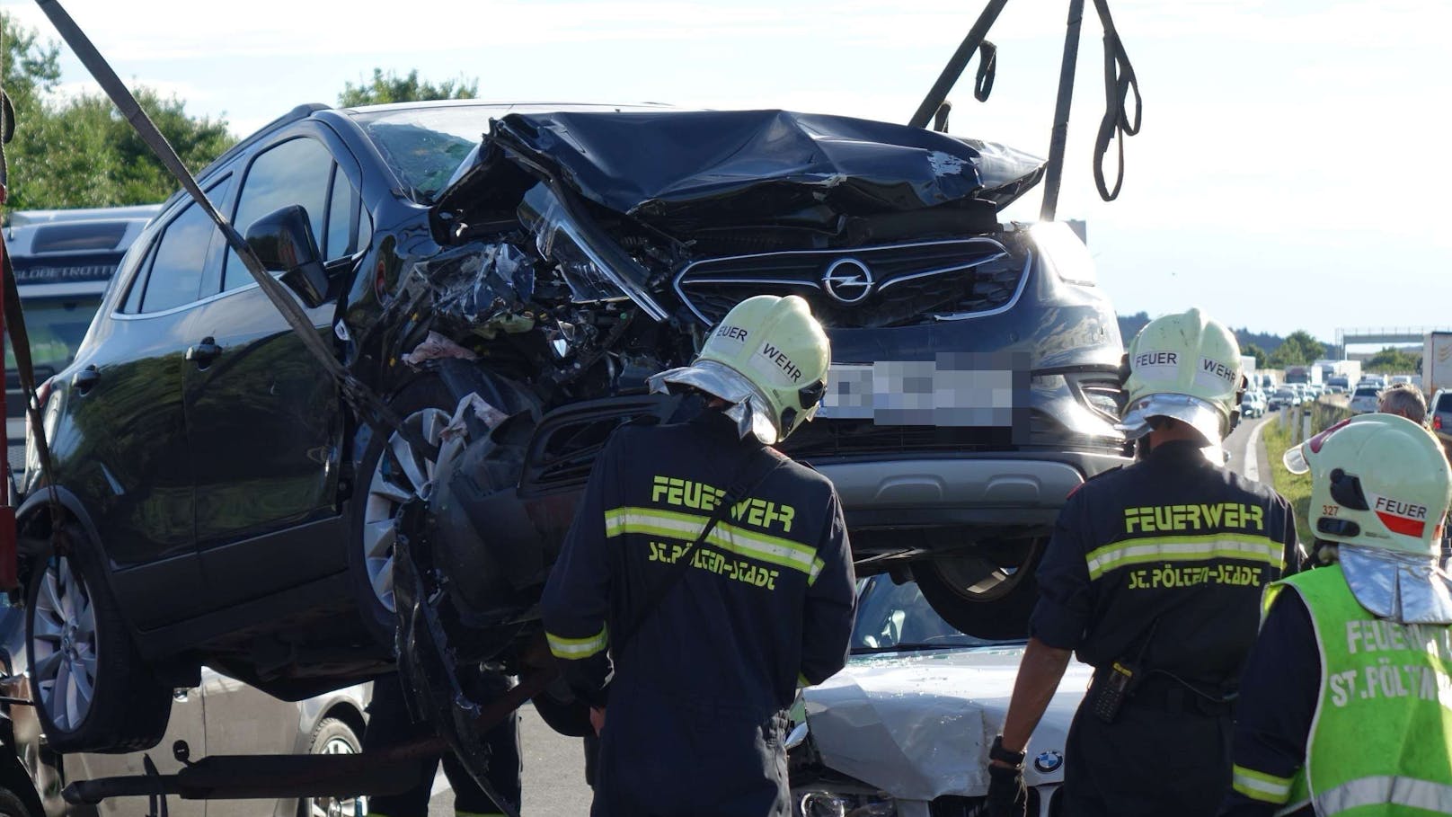 Insgesamt waren sieben Fahrzeuge in den Unfall verwickelt. Schaulustige sorgten für Stau auf der Gegenfahrbahn Richtung Salzburg