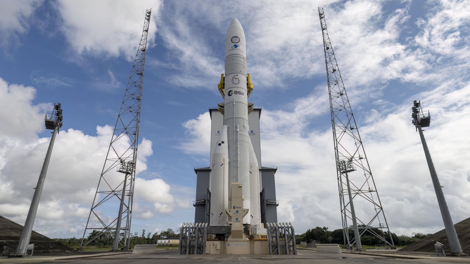 Die Produktion der ersten Ariane 6 Raketen wurde im April 2019 in Auftrag gegeben. Am 9. Juli 2024 soll schließlich ihr erster Flug stattfinden.