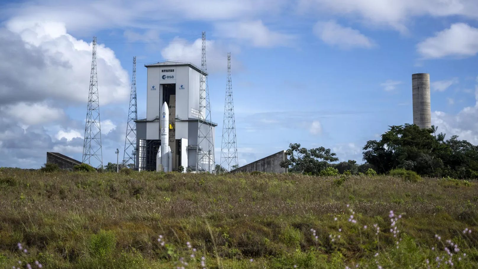 Die Produktion der ersten Ariane 6 Raketen wurde im April 2019 in Auftrag gegeben. Am 9. Juli 2024 soll schließlich ihr erster Flug stattfinden.