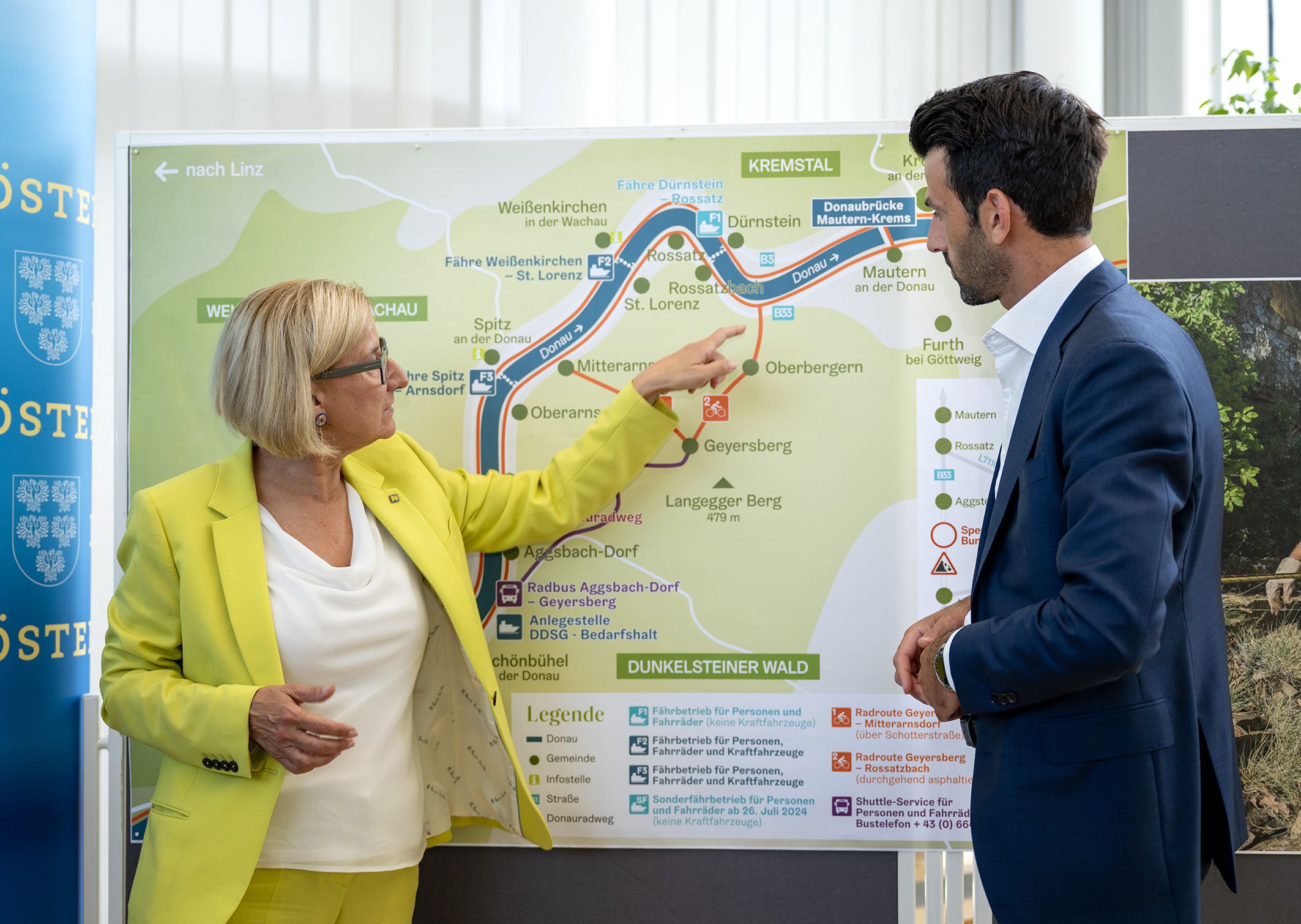 Landeshauptfrau Johanna Mikl-Leitner und LH-Stellvertreter Udo Landbauer beim Update zur neuen Sonderförderung für betroffene Tourismusbetriebe sowie zu Sicherungs- und Aufräumarbeiten nach dem Felssturz in Aggsbach.