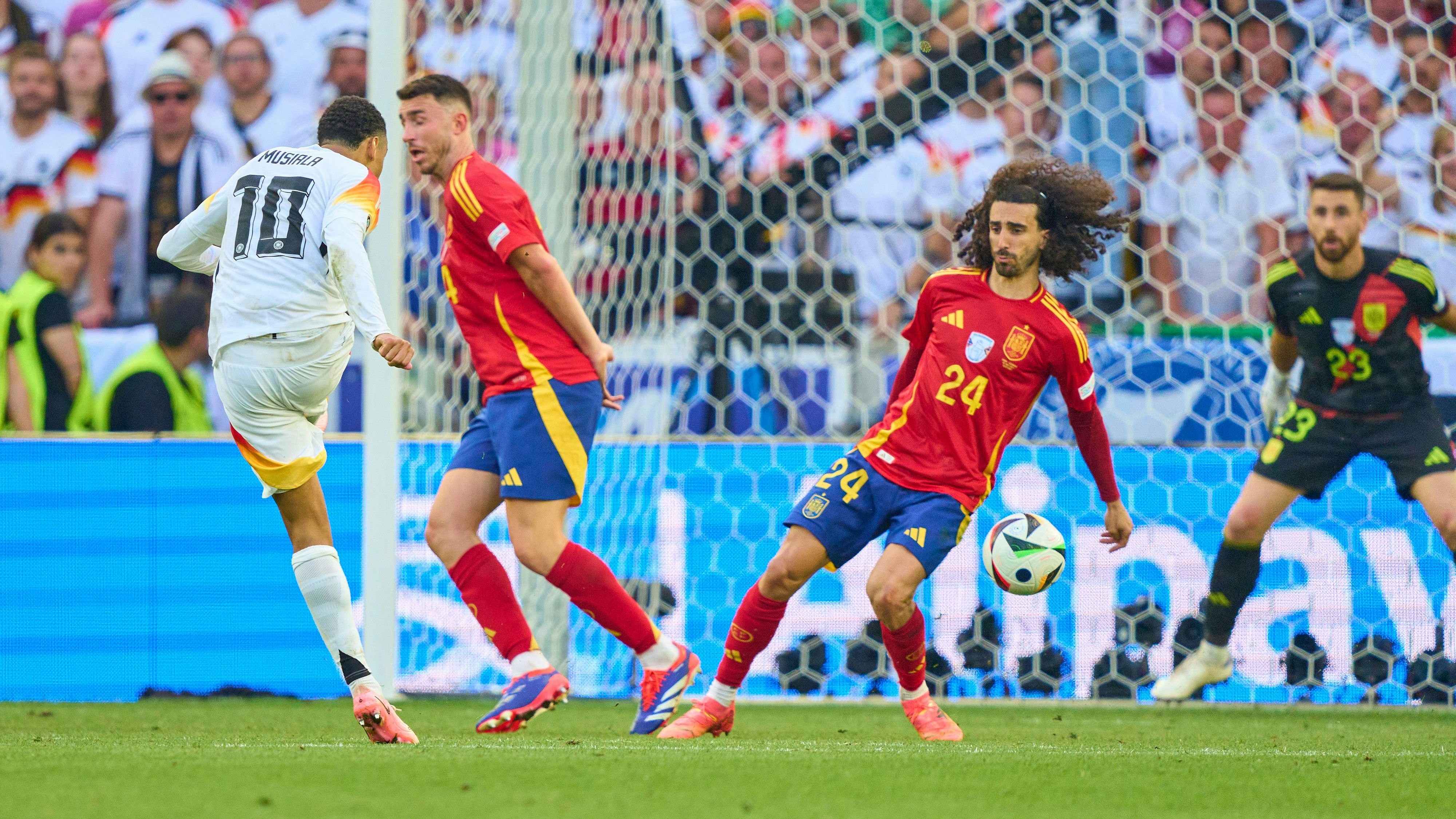 Marc Cucurella bekommt den Ball im Strafraum an den Arm, es gibt aber keinen Elfmeter. 