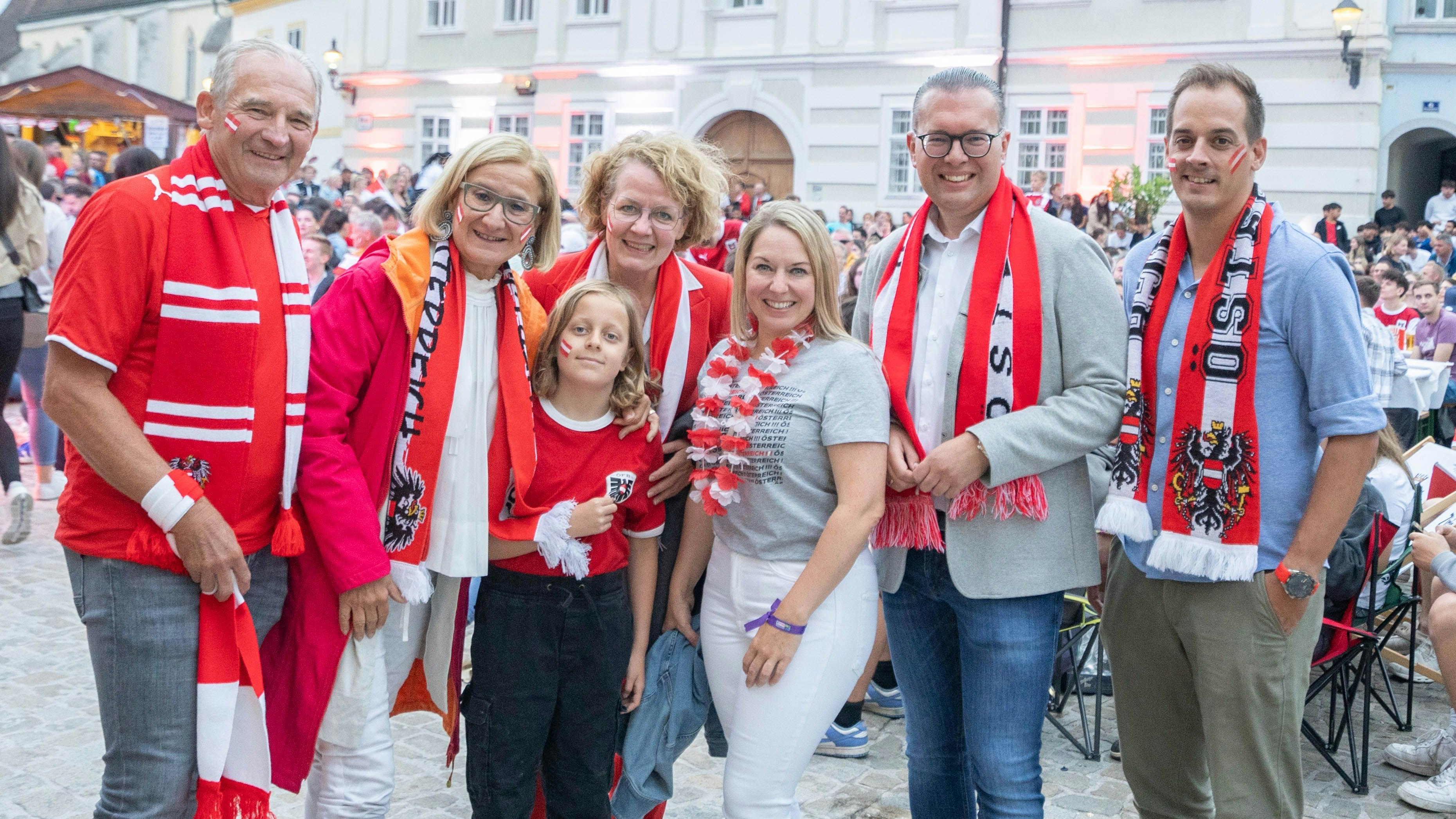 Regionale Fanmeile: Niederösterreichs Landeshauptfrau Johanna Mikl-Leitner umrahmt von ihren persönlichen Fußballmäusen