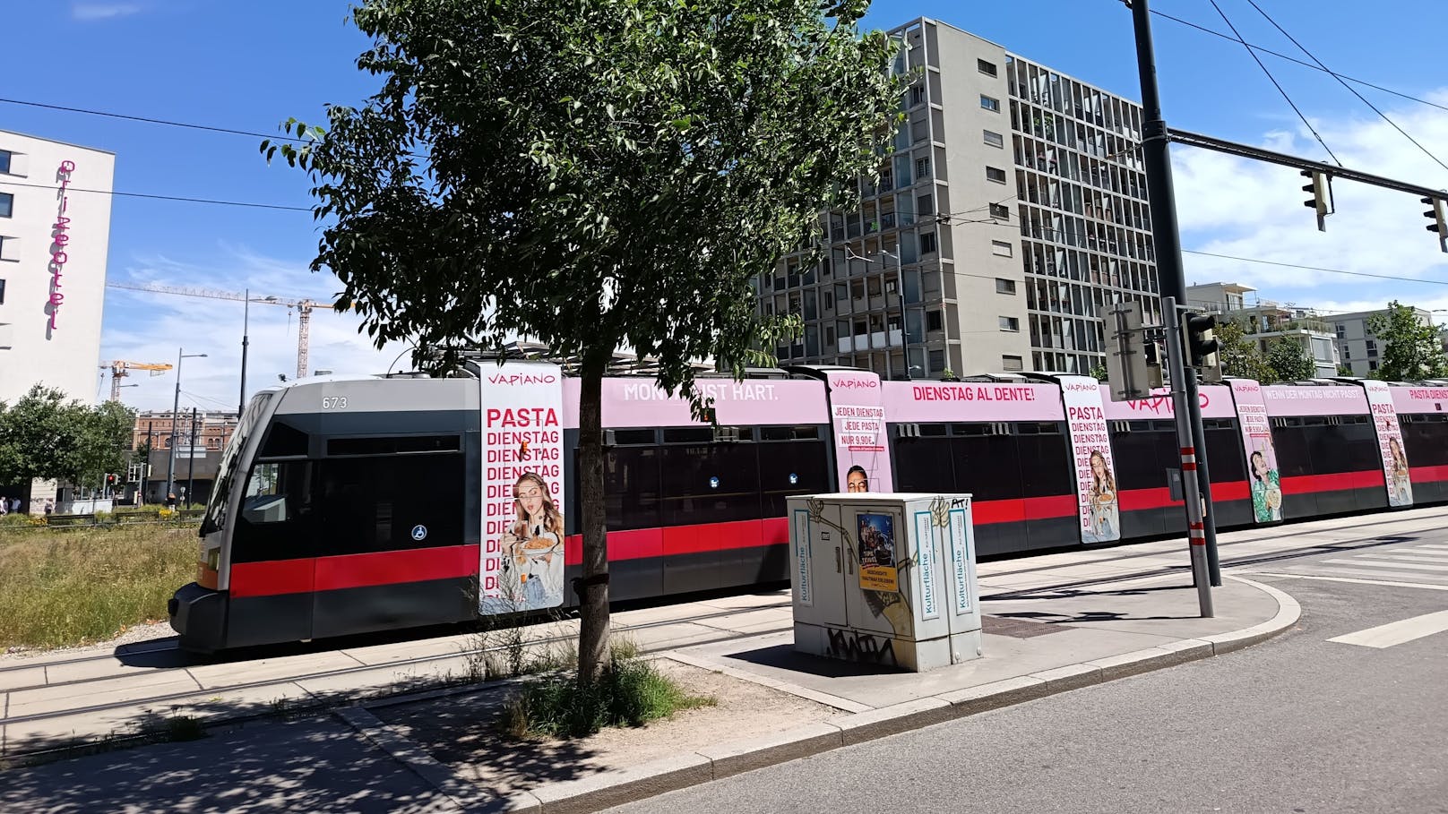 Die Hauptkamera wiederum schafft es sogar, sich bewegende Objekte wie die Straßenbahn halbwegs scharf einzufangen. Nicht typisch für diese Preisklasse.