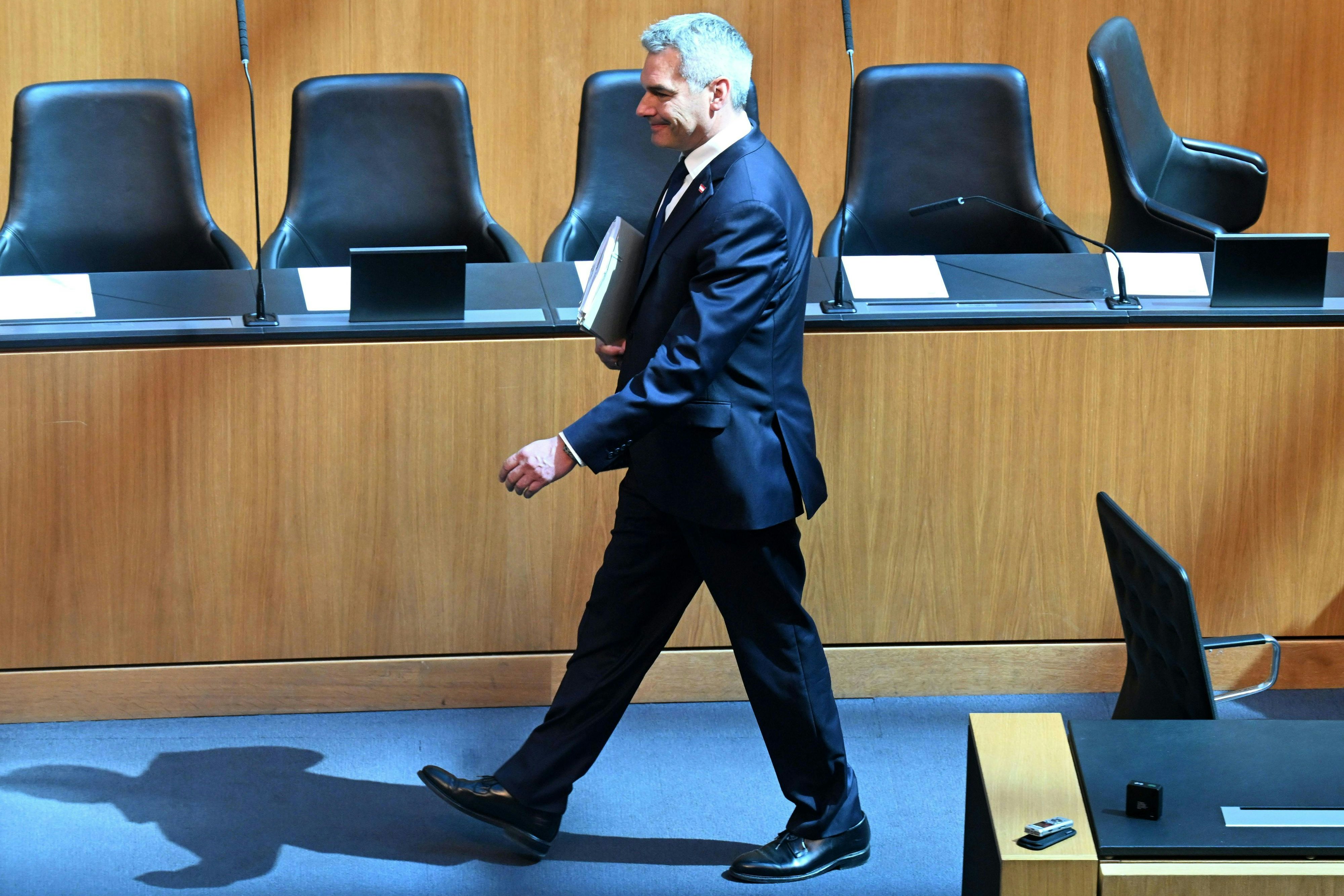 "Walk right in, sit right down": Nehammer war im Parlament ein Schatten seiner selbst