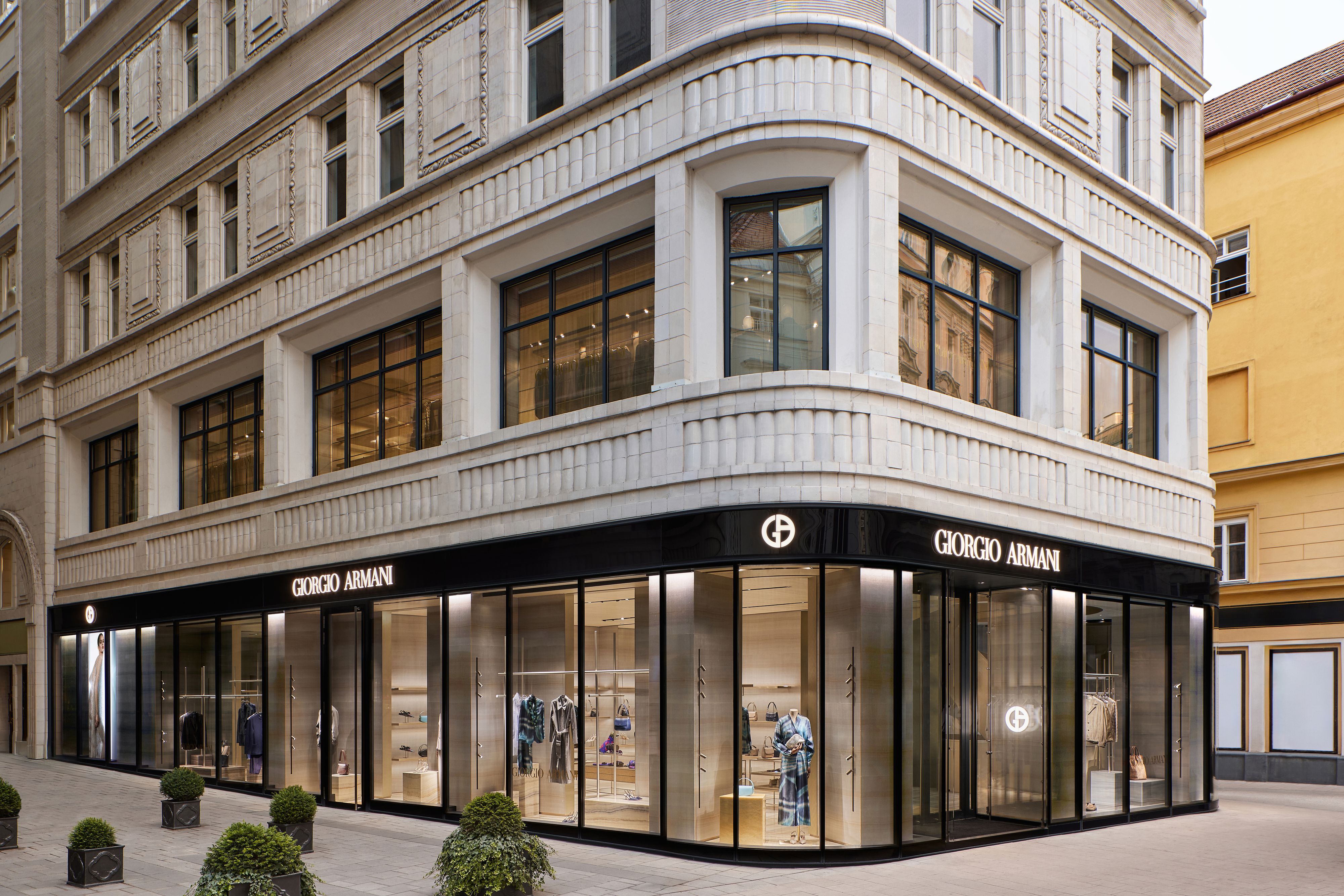 Giorgio Armani eröffnete seine Boutique mit der Premium-Linie neu in der Wiener <a data-li-document-ref=