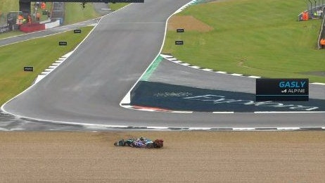 Alpine-Pilot Pierre Gasly bleibt im Kiesbett stecken. 