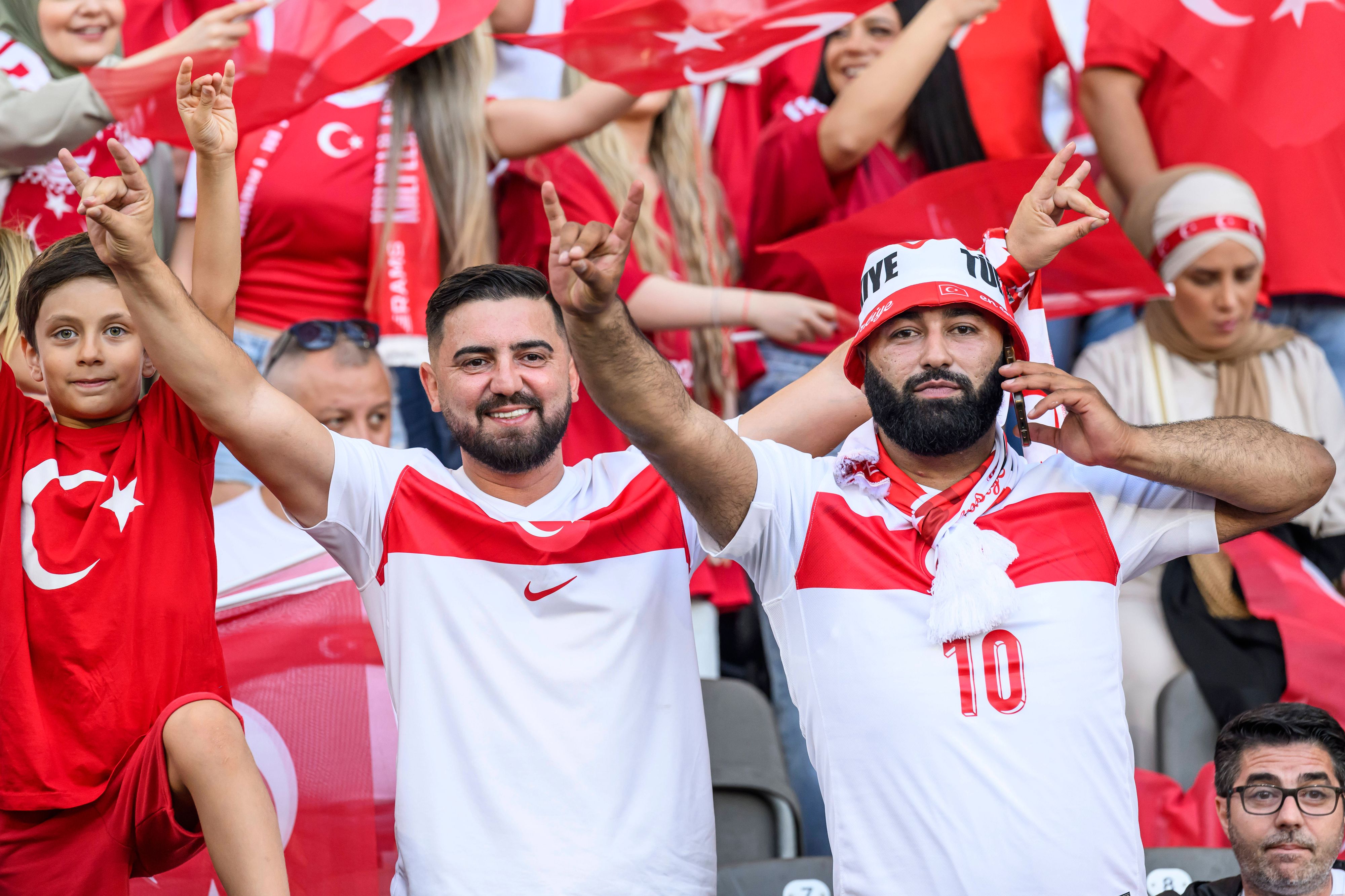 Die Türken zeigen den Wolfsgruß