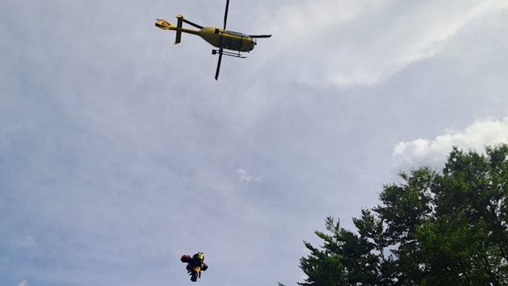 Biker stürzte 50 Meter tief – Bergung per Hubschrauber