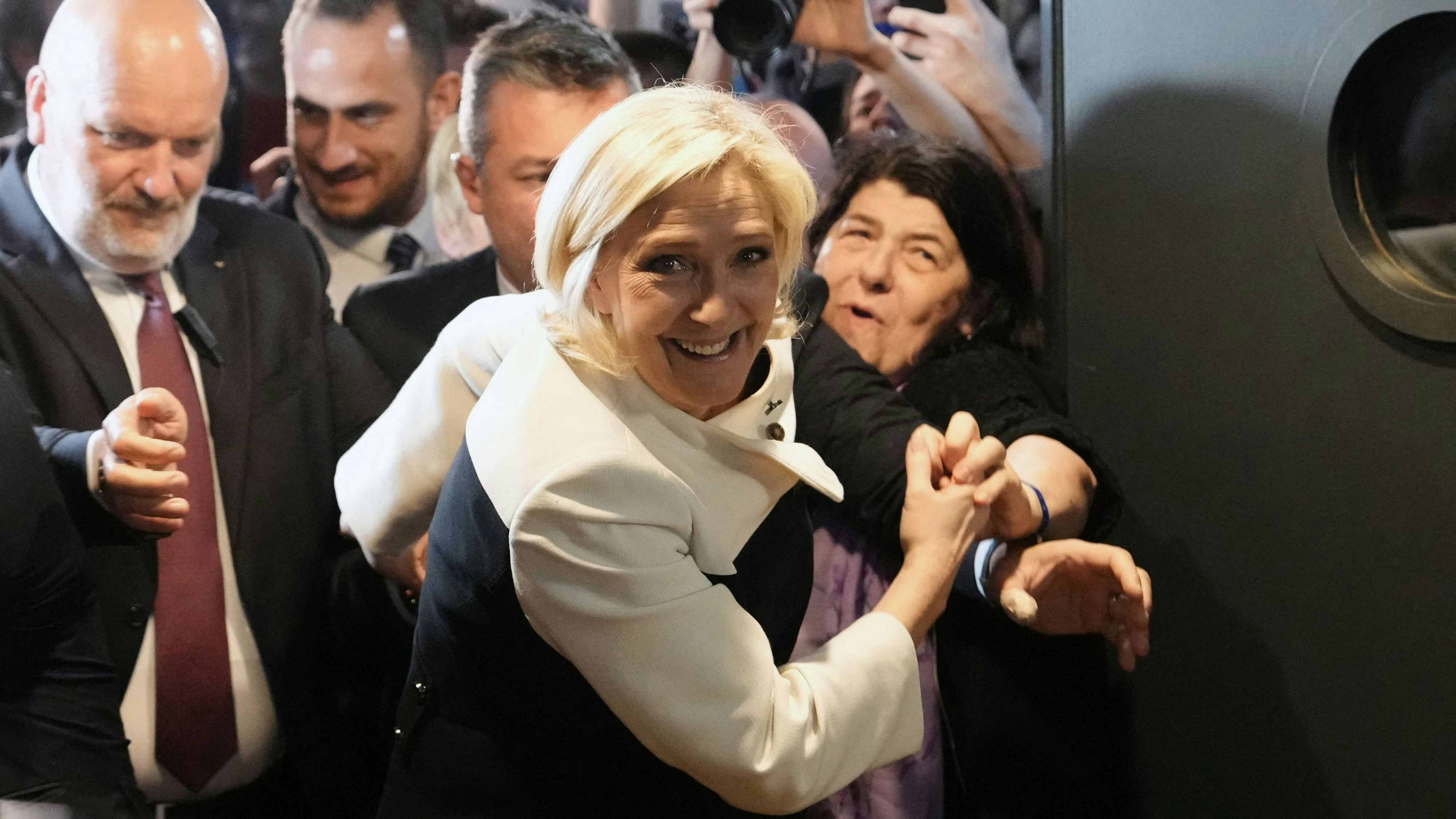 Marine Le Pen, Chefin des Rassemblement National, versucht Haltung zu bewahren