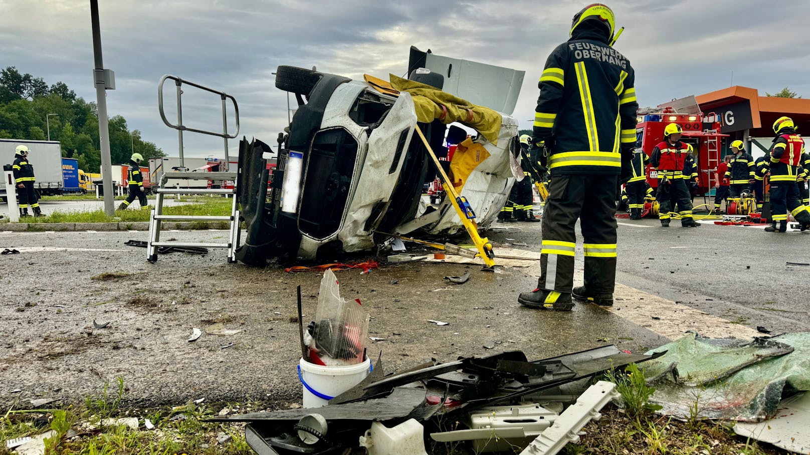 Auto überschlägt sich auf A1, Lenkerin stirbt im Wrack