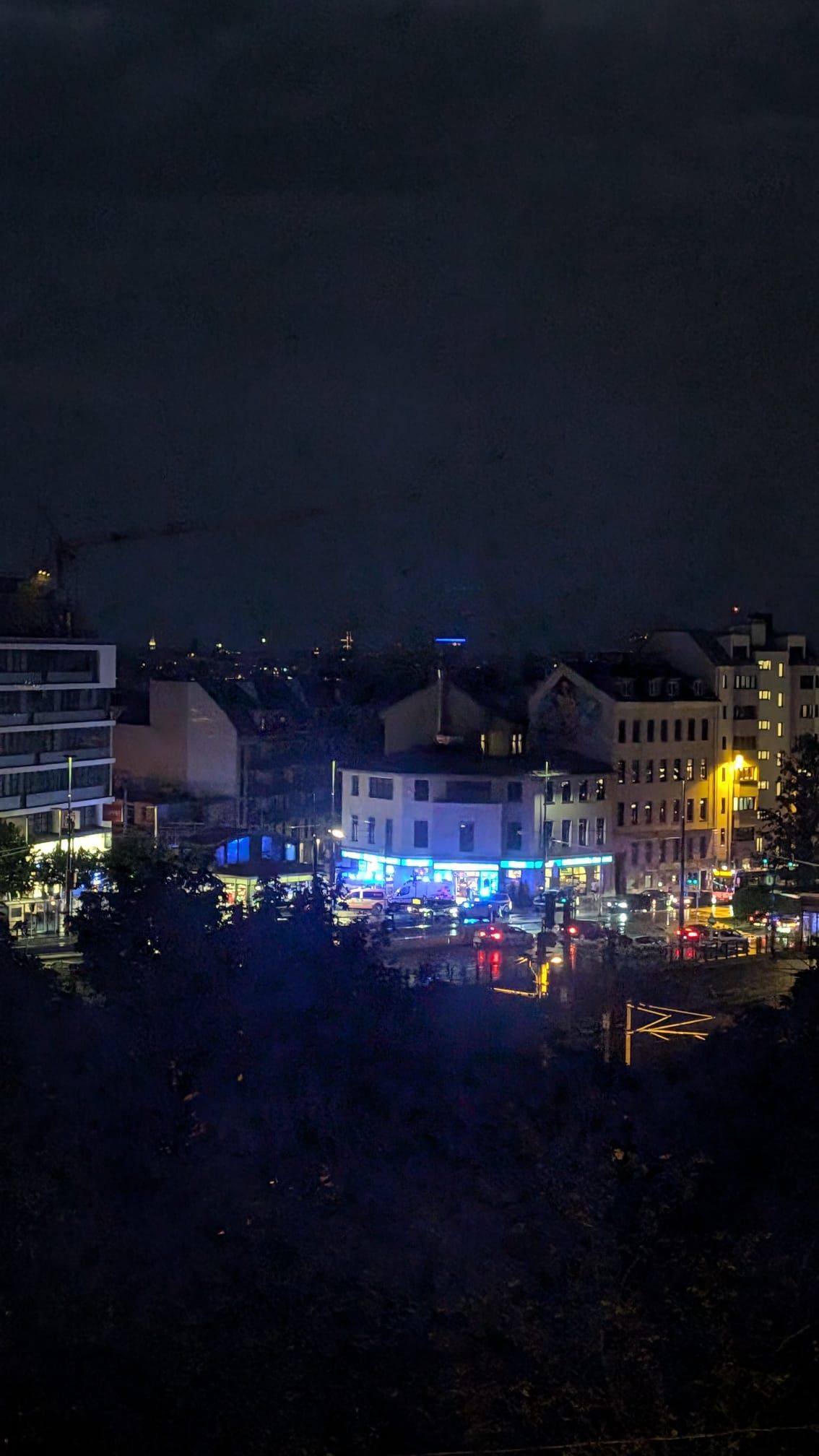 Dutzende Polizei- und Rettungsfahrzeuge mit Blaulicht nahe dem Bahnhof Meidling.