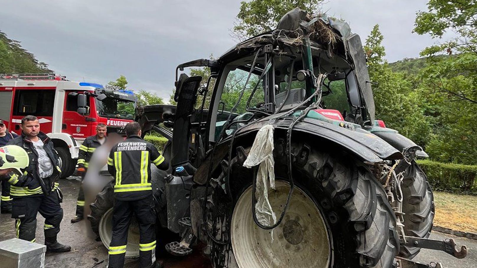 Der Traktor kippte um, der Anhänger geriet in eine Schräglage. Die Landstraße musste mehrere Stunden gesperrt werden.