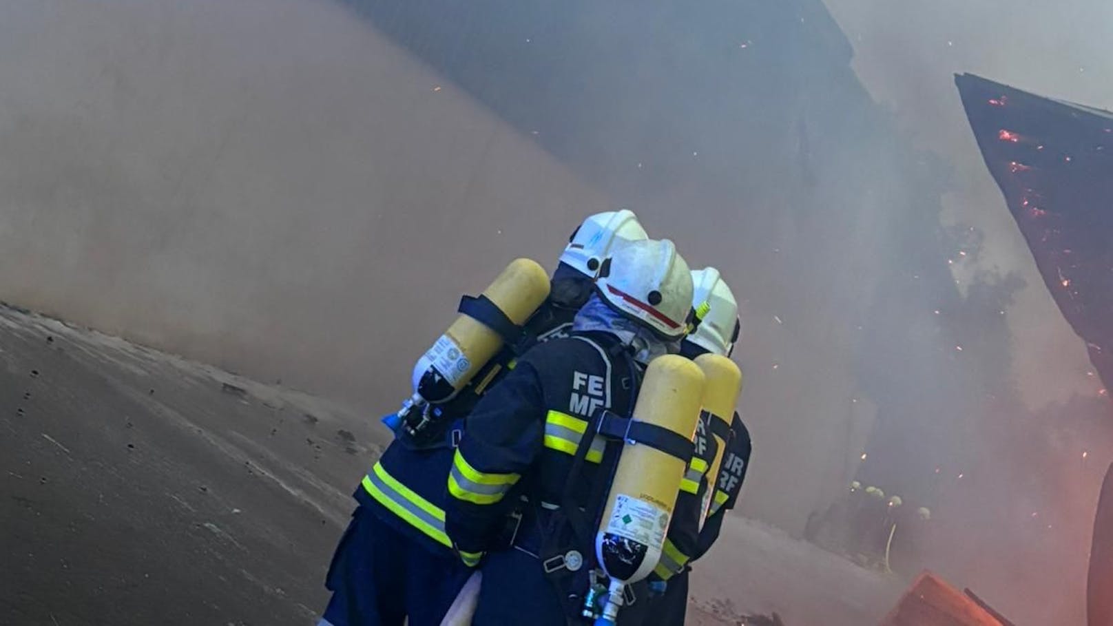 160 Feuerwehrleute kämpften gegen die Flammen.