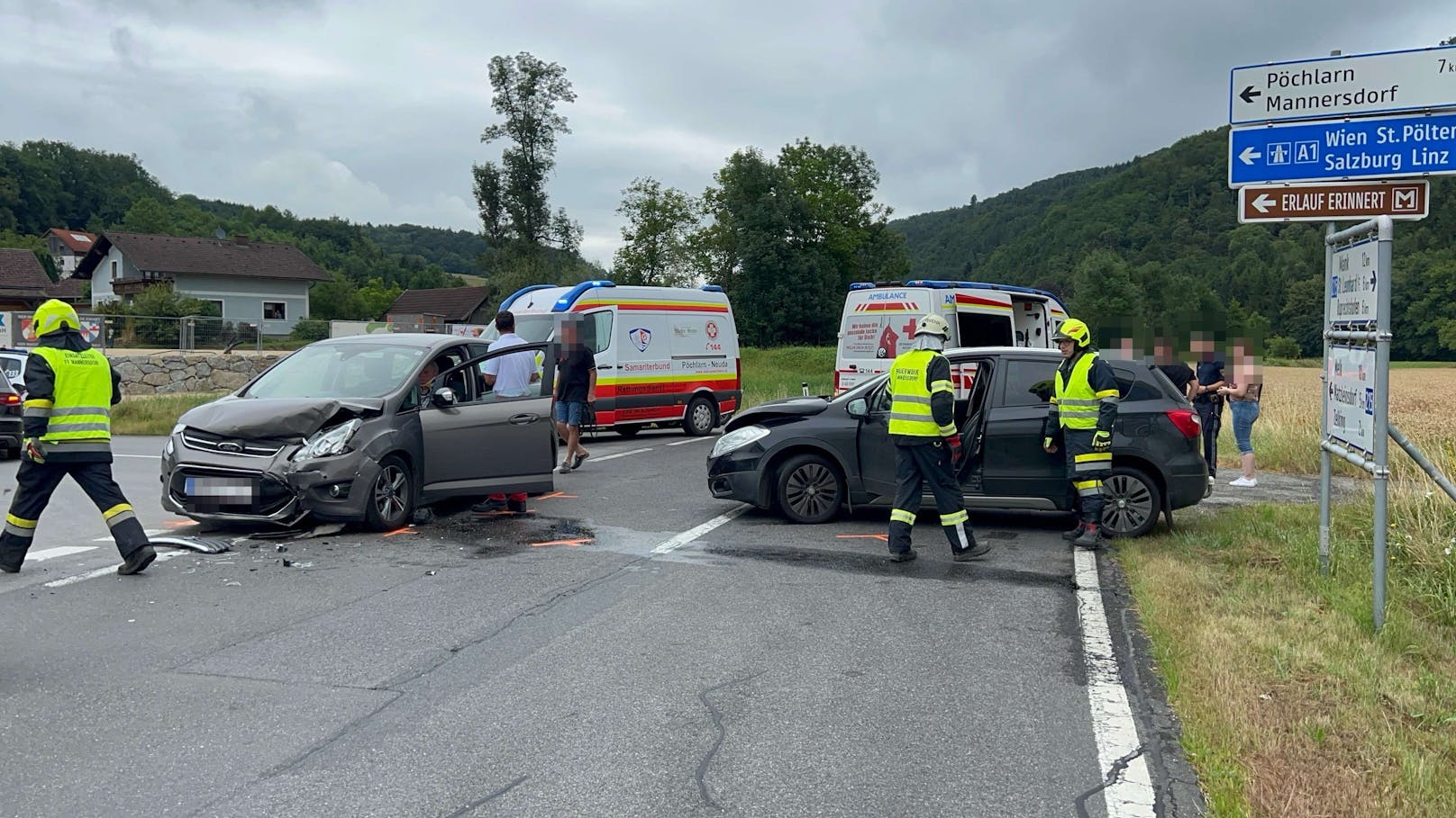 Bei Mannersdorf kam es auf der Landstraße 215 im Kreuzungsbereich zum Zusammenstoß.