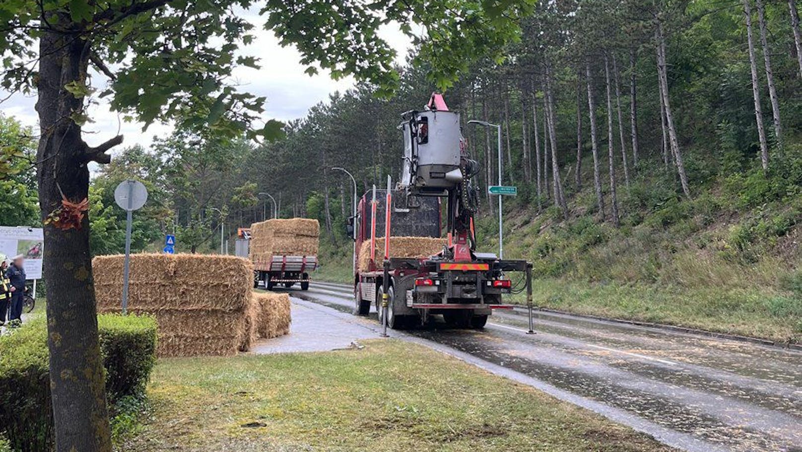 Der Traktor kippte um, der Anhänger geriet in eine Schräglage. Die Landstraße musste mehrere Stunden gesperrt werden.