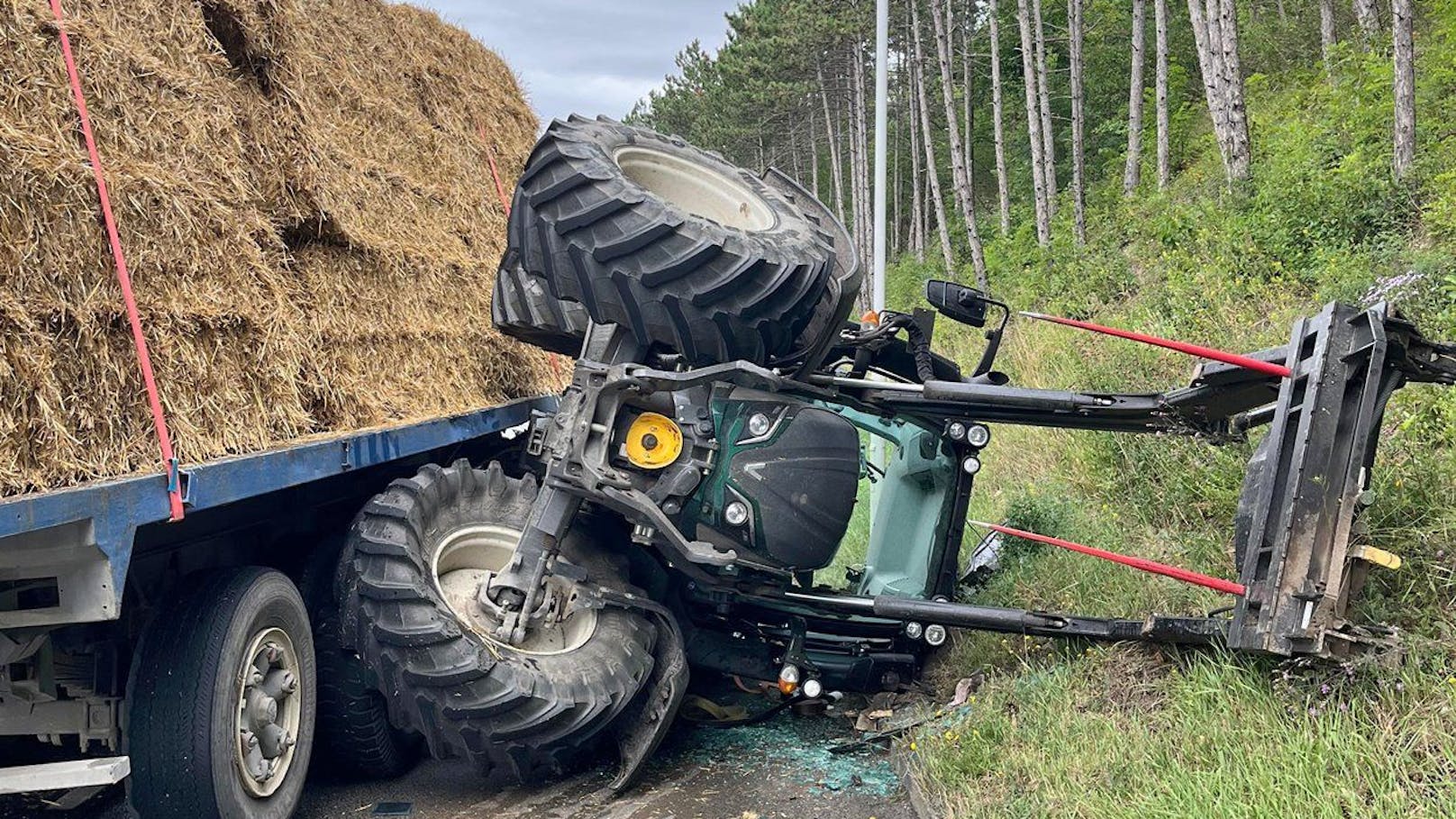 Der Traktor kippte um, der Anhänger geriet in eine Schräglage. Die Landstraße musste mehrere Stunden gesperrt werden.